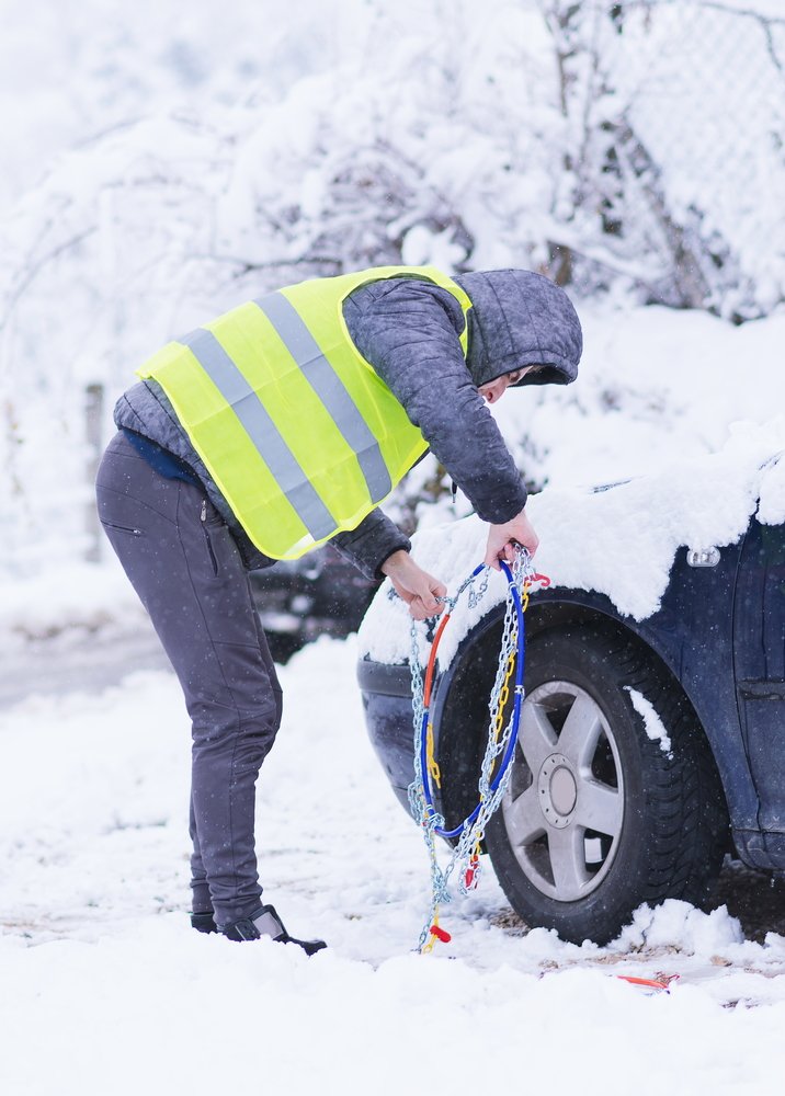 Hombre preparando su vehículo para la nieve. | Foto: Shutterstock