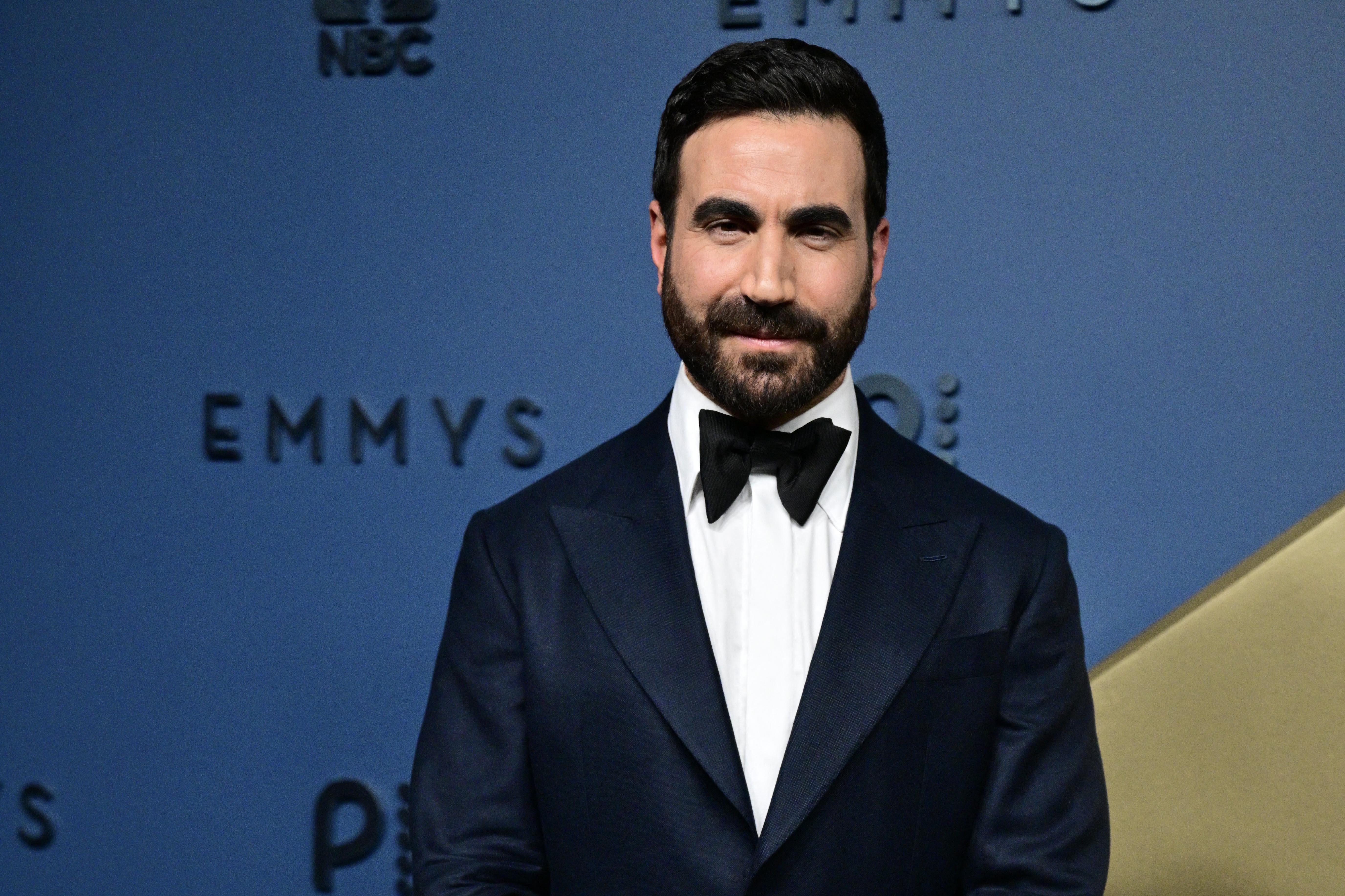Brett Goldstein asiste a la 78.ª edición de los Premios Primetime Emmy en Los Ángeles el 14 de septiembre de 2026, vestido con un esmoquin oscuro y pajarita. La aparición en la alfombra roja permite ver de cerca al actor británico, cuya supuesta vinculación con Jennifer Lopez atrajo la atención del público. | Fuente: Getty Images