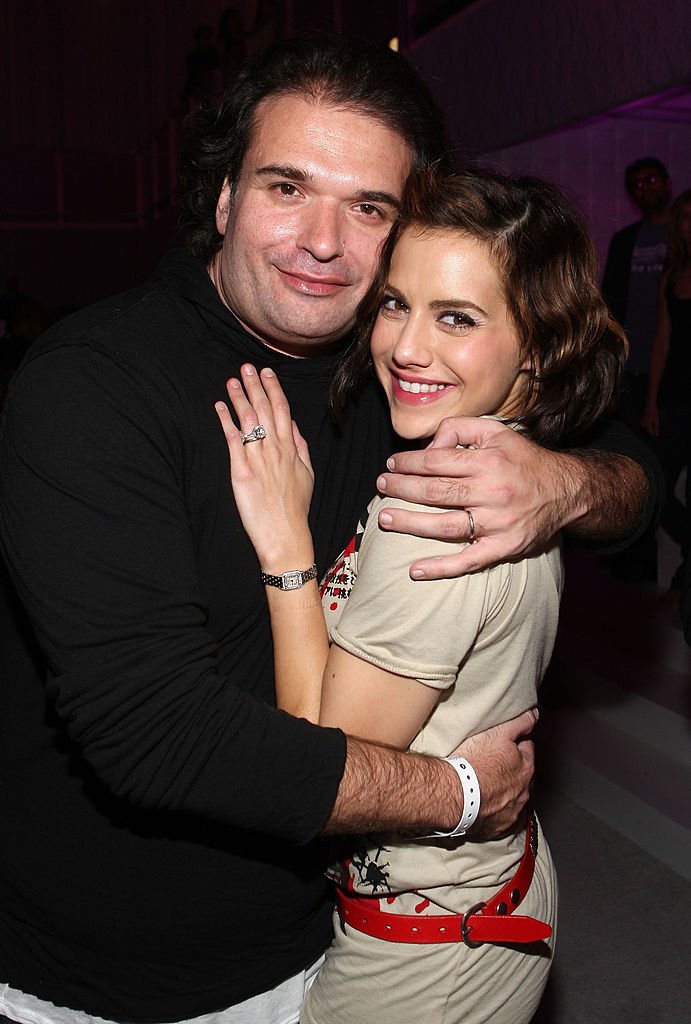 Simon Monjack y Brittany Murphy asisten a la fiesta del 9º aniversario de MOTO el 8 de noviembre de 2007 en West Hollywood | Foto: Getty Images