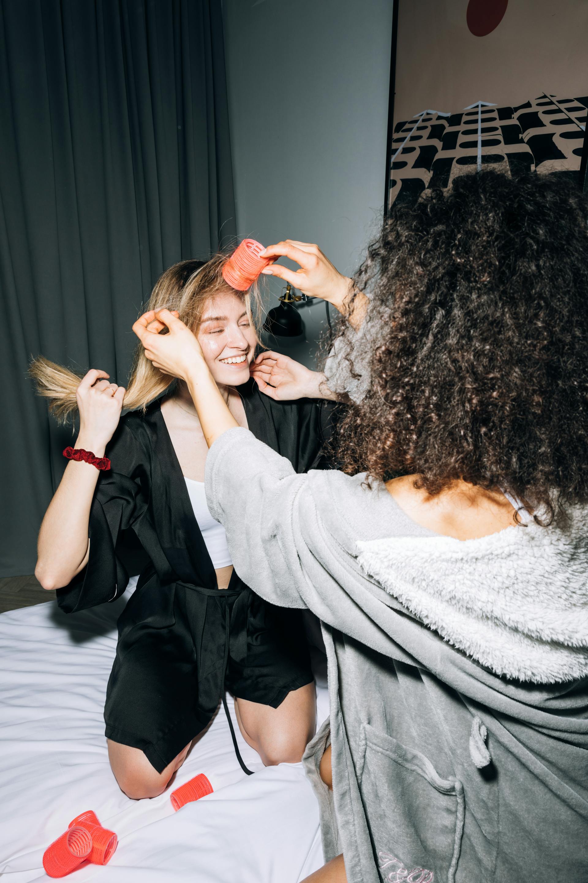 Dos mujeres relajándose juntas | Fuente: Pexels