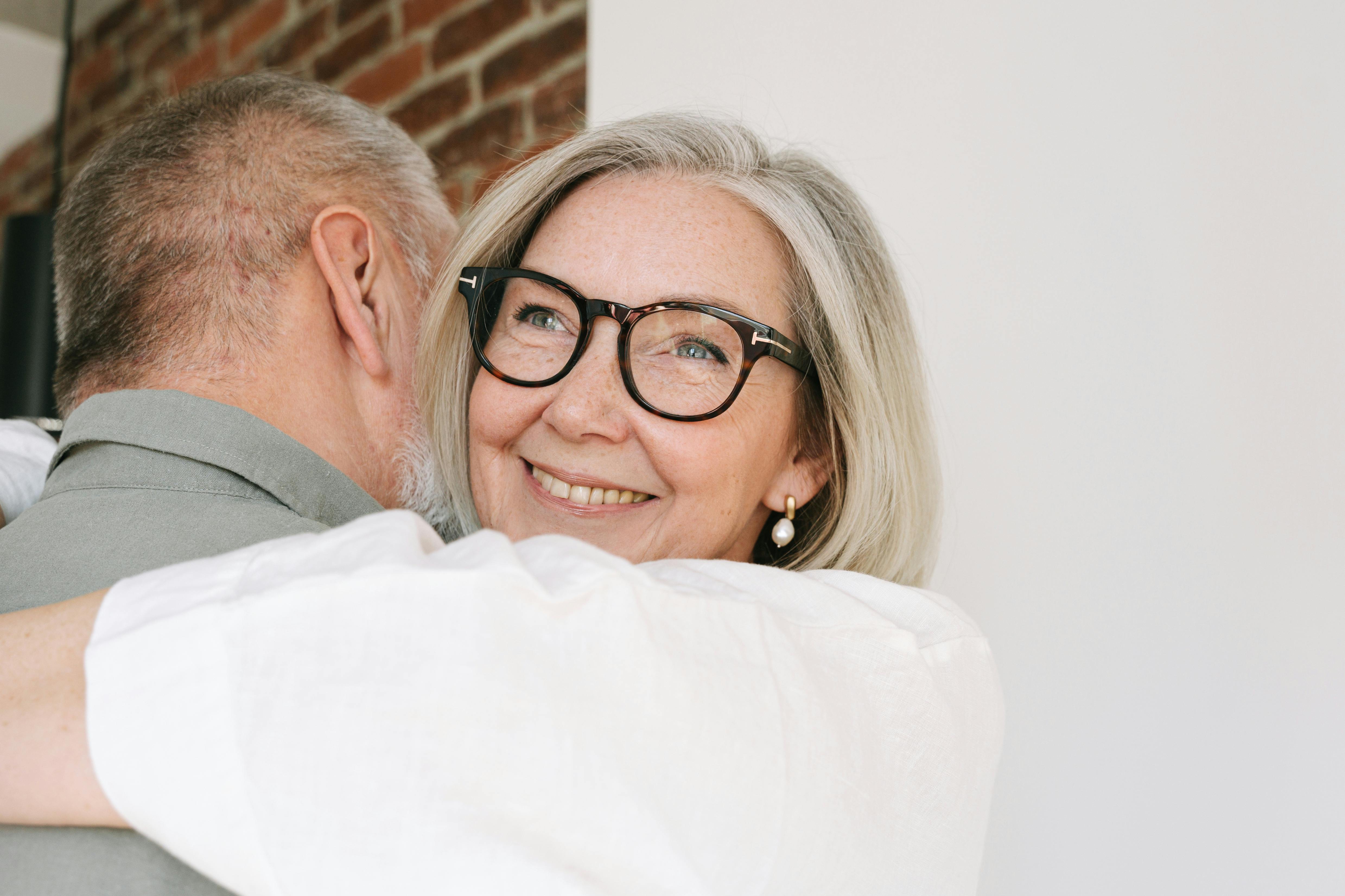 Una mujer abraza a su hijo | Fuente: Pexels