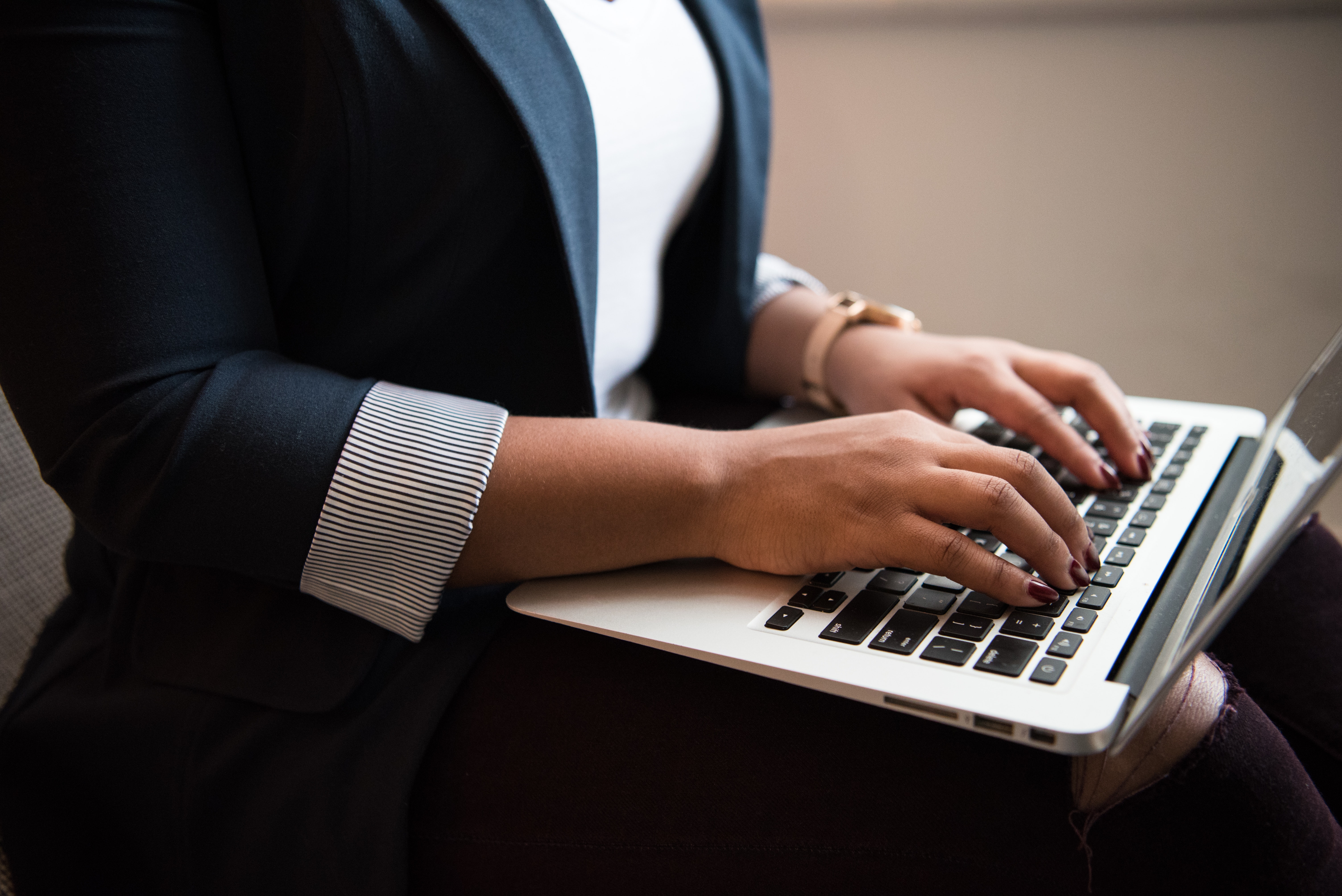 Mujer en su laptop | Fuente: Pexels