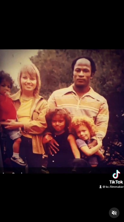 John Amos, Noel J. Mickelson, K.C. Amos, Shannon Amos y un quinto hijo en una foto subida el 22 de junio de 2023 | Fuente: Instagram/k.c.amos