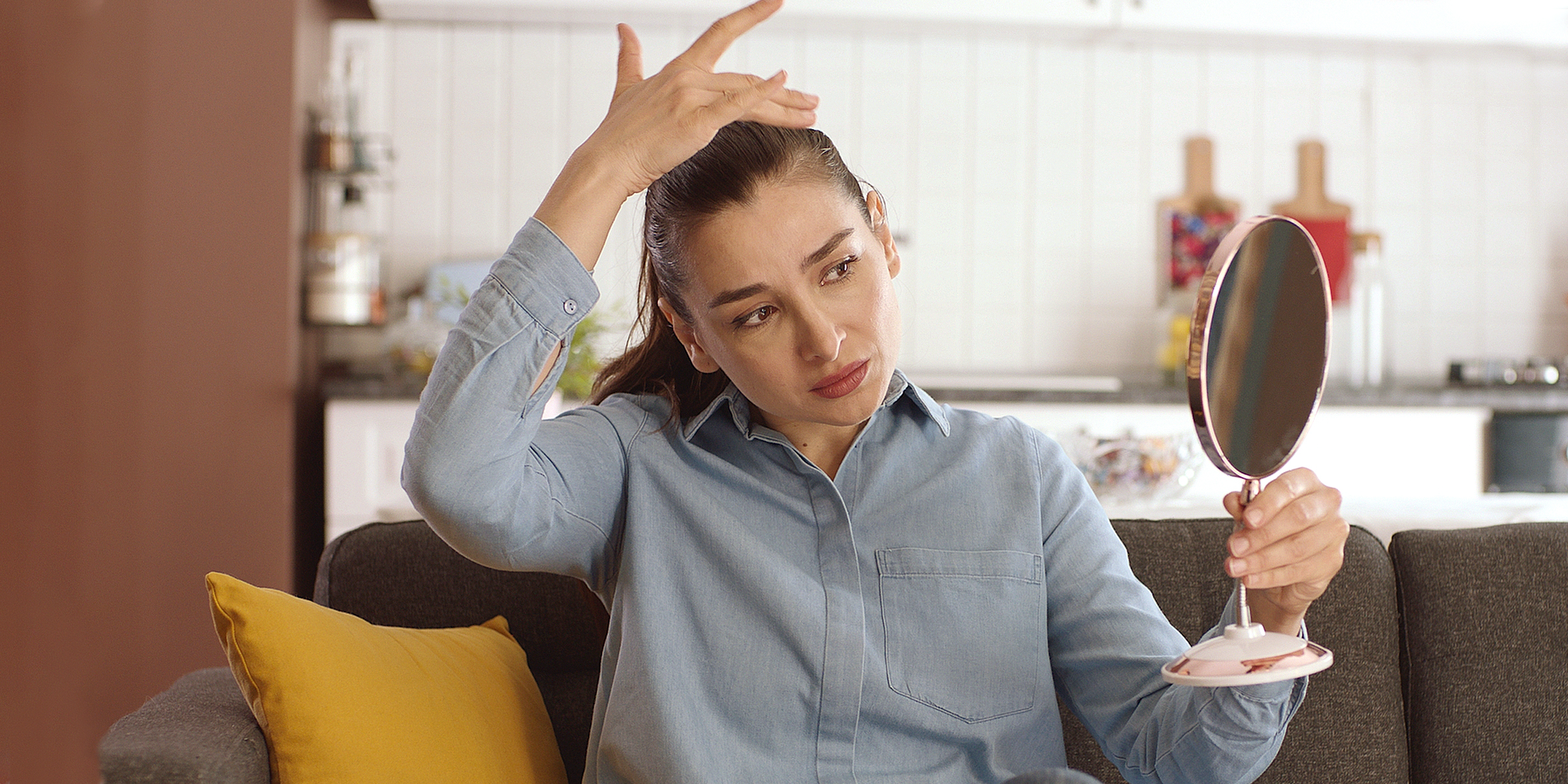 Una mujer mirándose en un espejo | Fuente: Shutterstock