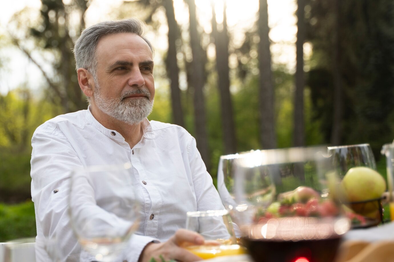 Un hombre serio sentado en una mesa | Fuente: Freepik