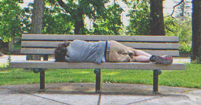 Un hombre durmiendo en un banco de un parque | Foto: Shutterstock