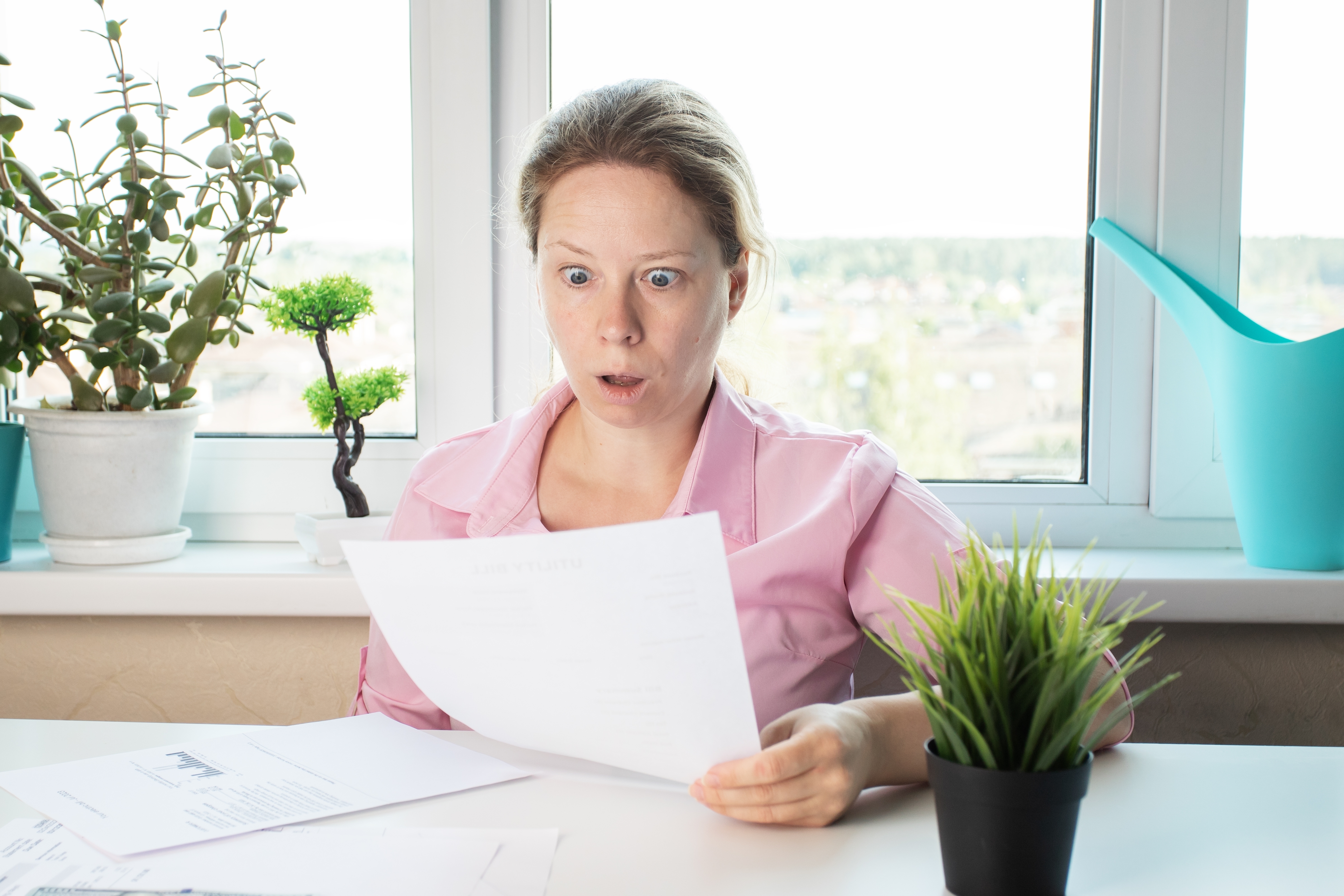 Mujer conmocionada leyendo una carta | Foto: Shutterstock