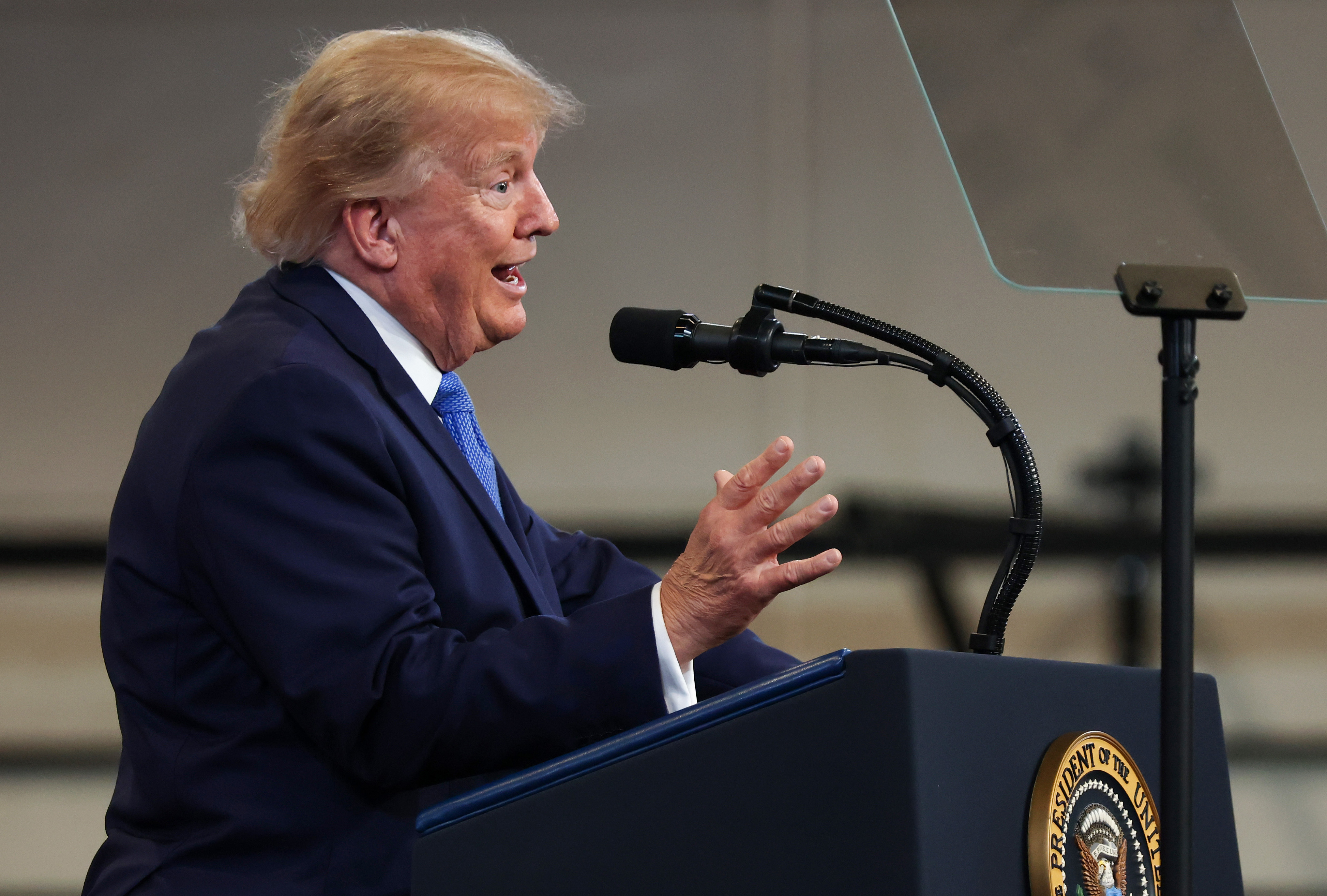El pelo de Donald Trump se ve rubio dorado con mechones grises más claros mientras pronuncia un discurso en el Centro David S. Mack de Formación e Inteligencia, en Garden City (Nueva York), el 14 de agosto de 2026.