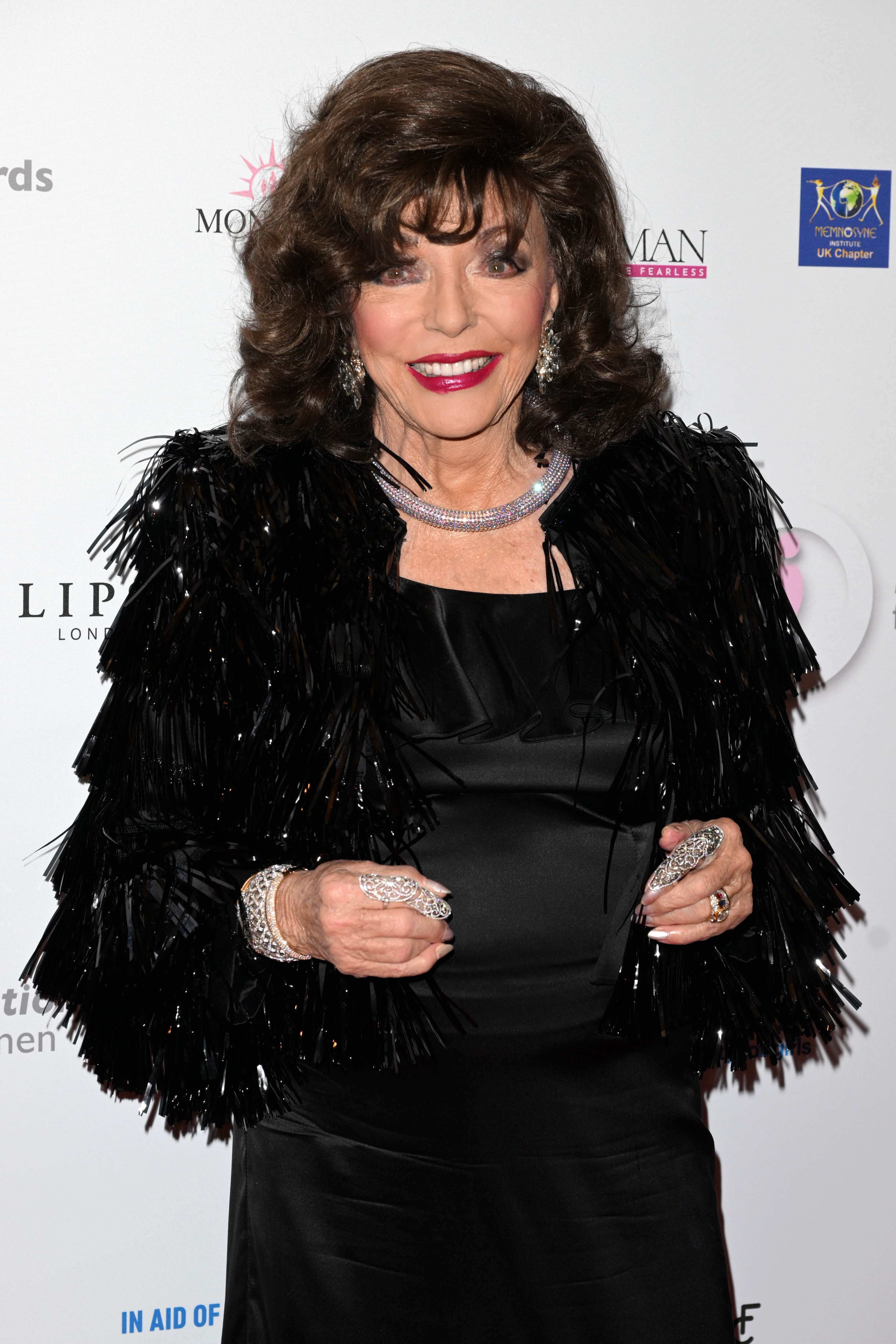 Joan Collins asiste a los premios Inspiration Awards For Women en Londres, Inglaterra, el 22 de marzo de 2024. | Fuente: Getty Images