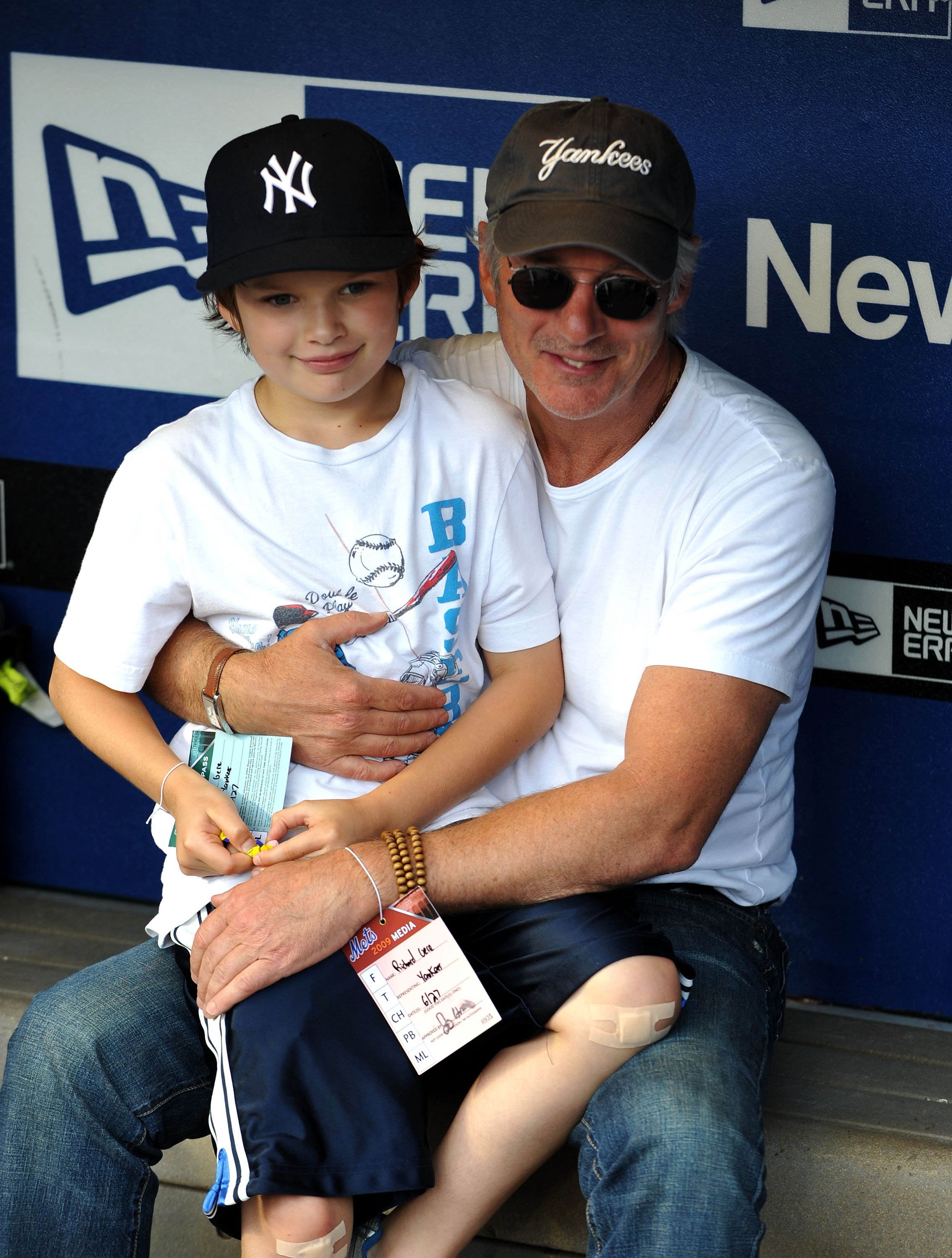 Richard Gere y su hijo Homer asisten al partido de la New York Subway Series entre los Mets y los Yankees en el Citi Field el 26 de junio de 2009 en Nueva York. | Foto: Getty Images 