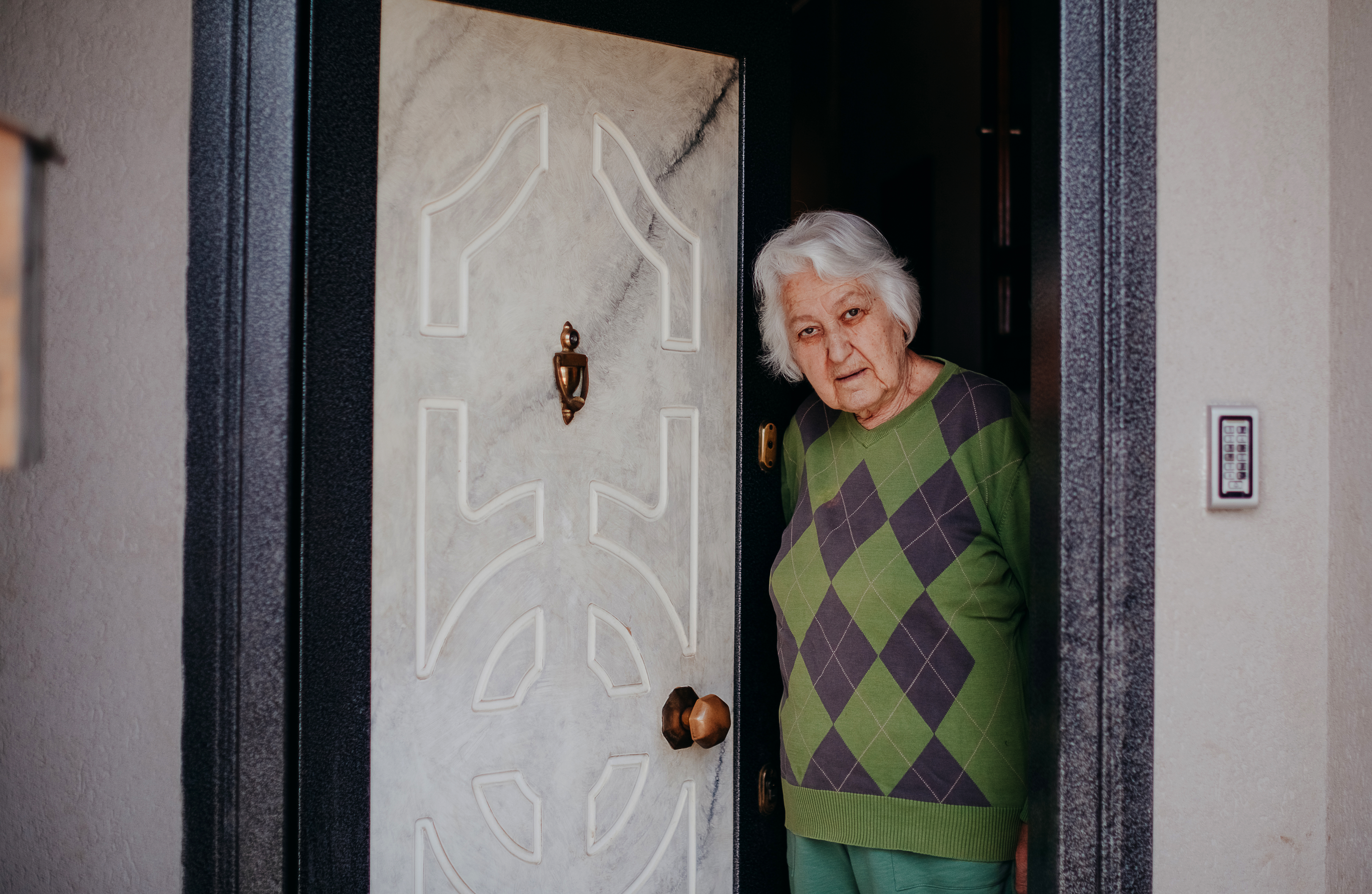 Mujer junto a una puerta abierta | Fuente: Getty Images