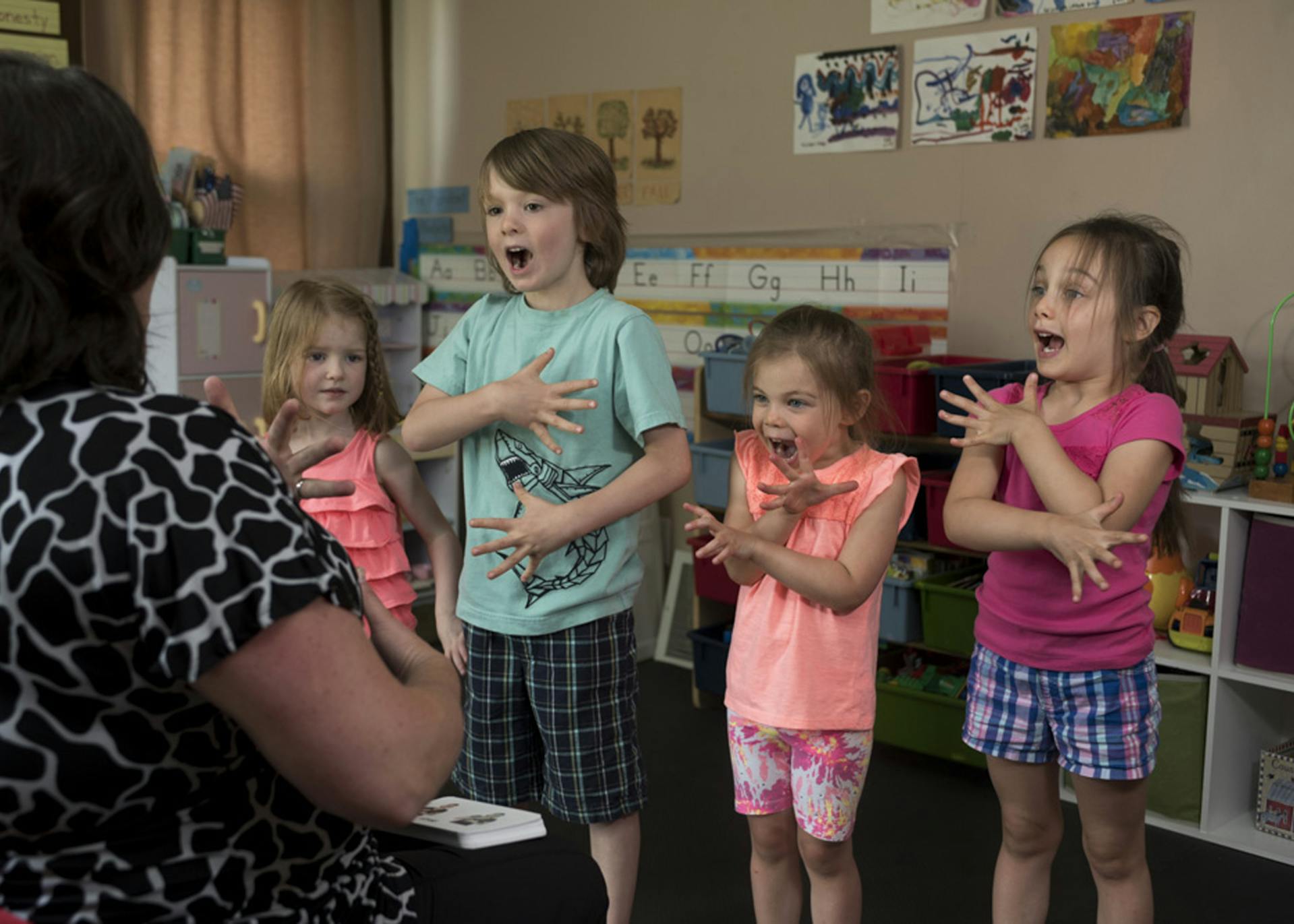 Niños actuando delante de su profesor | Fuente: Pexels