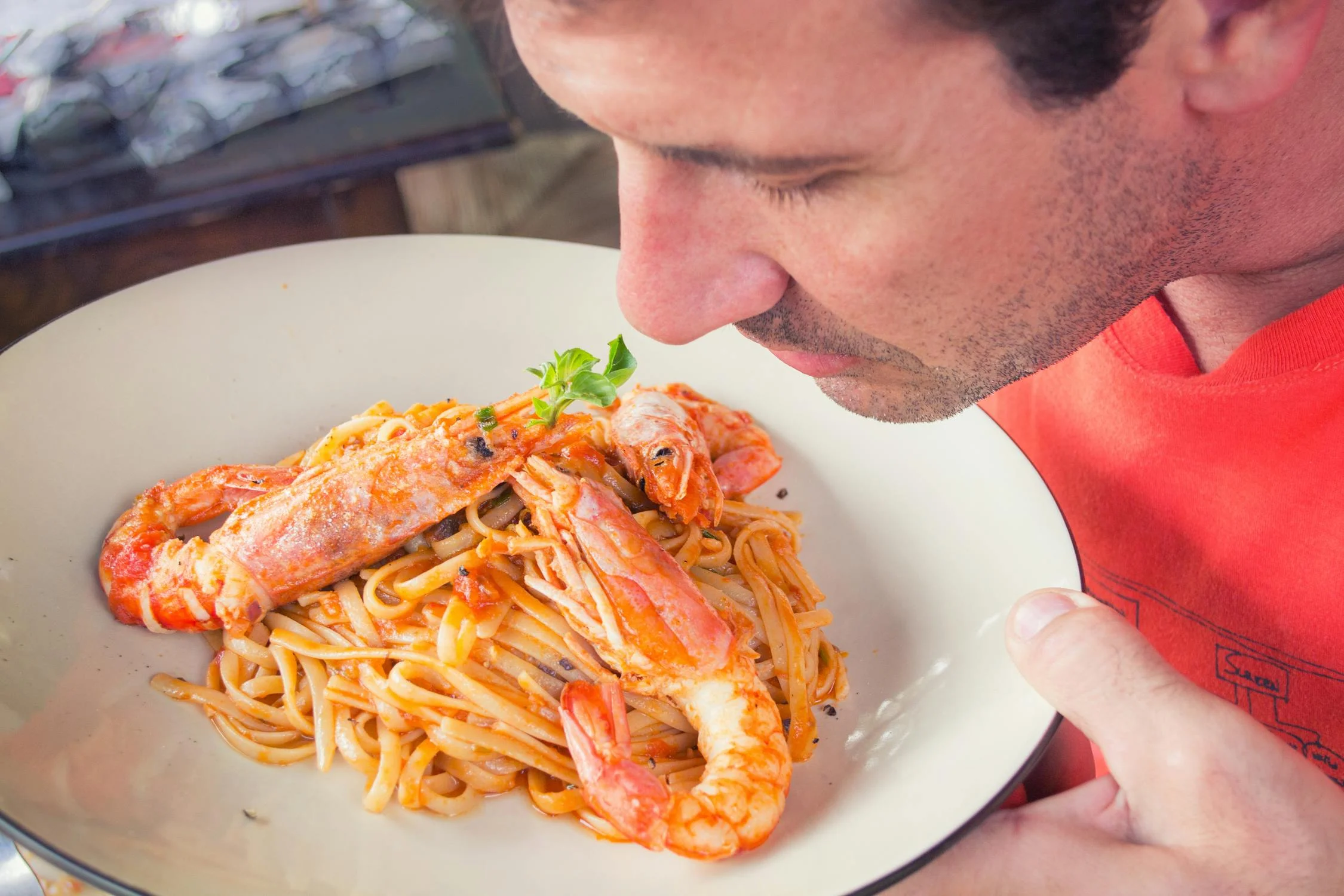 Un hombre esnifando pasta | Fuente: Pexels