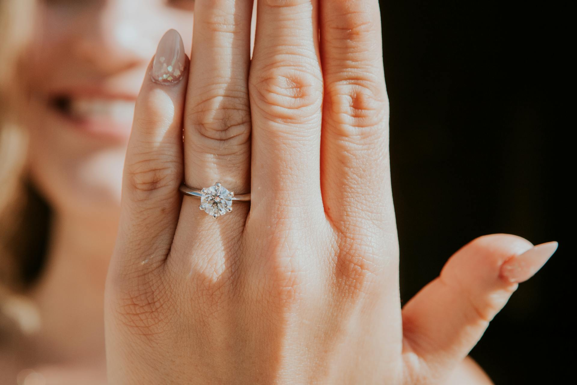 Una mujer mostrando un anillo de diamantes en el dedo | Fuente: Pexels