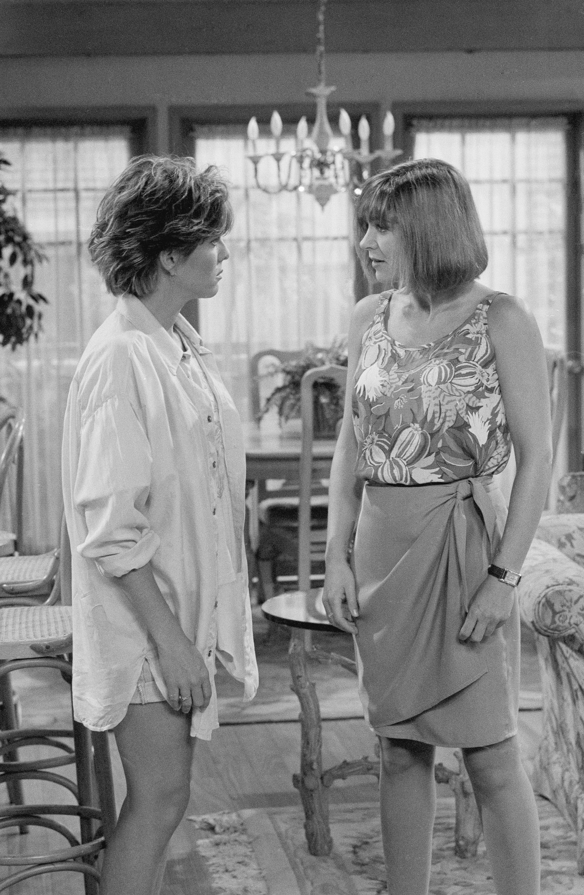 Kristy McNichol y la actriz en el rodaje de "Empty Nest", 1990 | Fuente: Getty Images