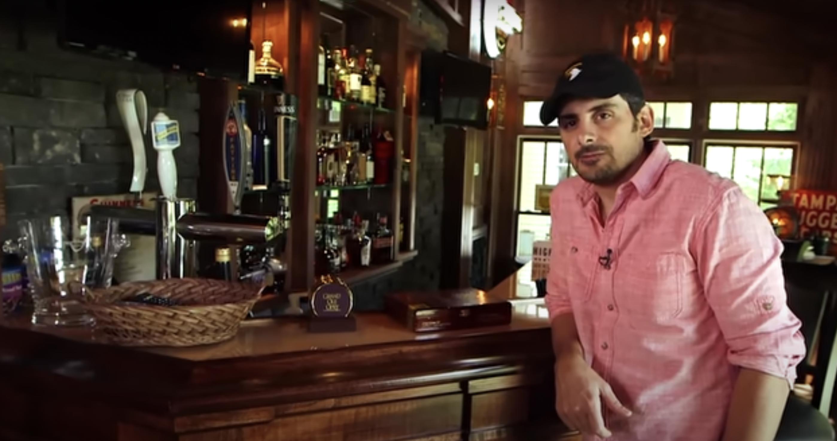 Brad Paisley posa en su casa, con fecha del 12 de septiembre de 2014 | Fuente: YouTube/@People