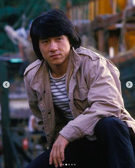 Jackie Chan posando para una foto publicada el 7 de abril de 2024 | Foto: Instagram/jackiechan