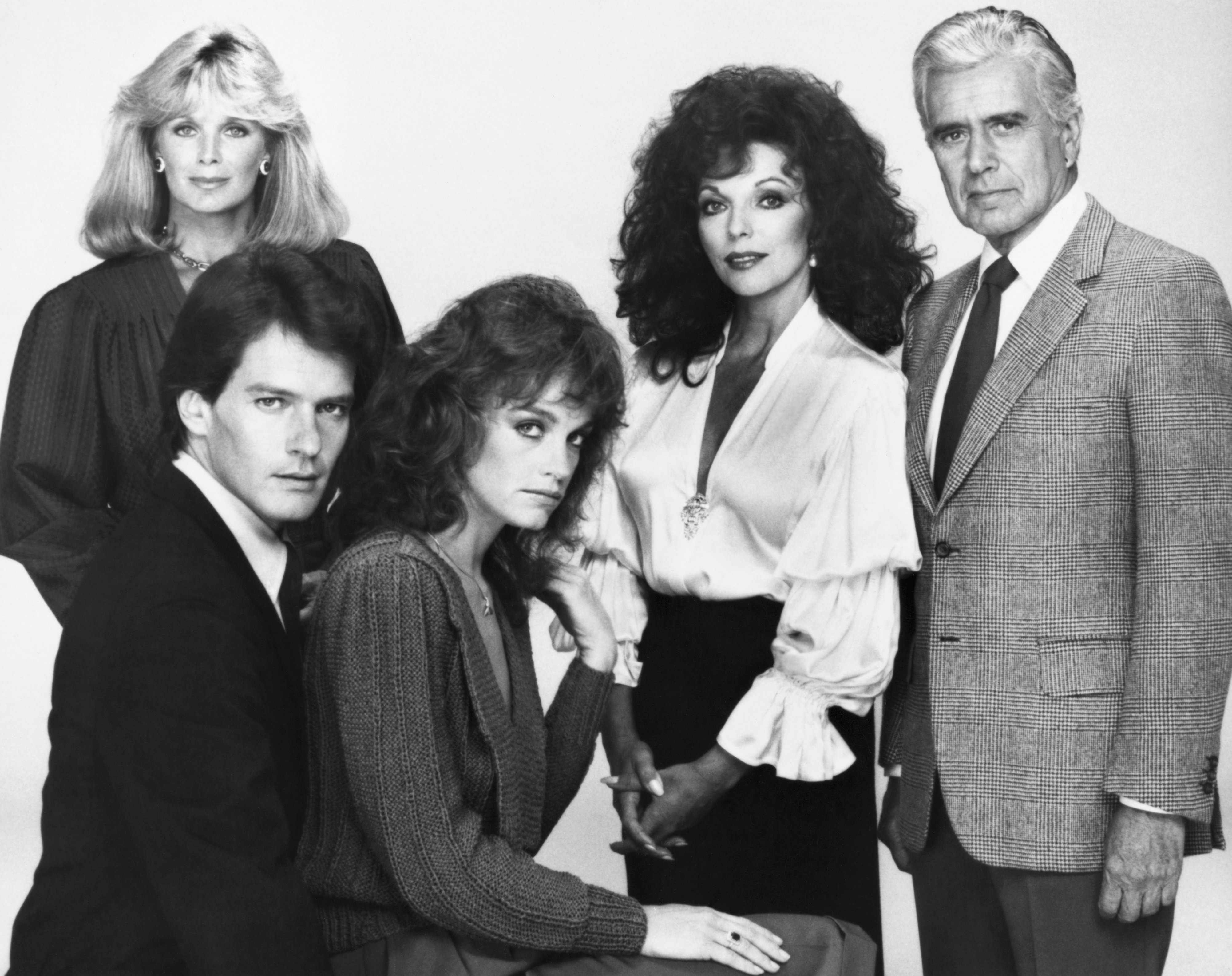 Foto de estudio del elenco de "Dynasty" tomada en el set en octubre de 1981 | Fuente: Getty Images