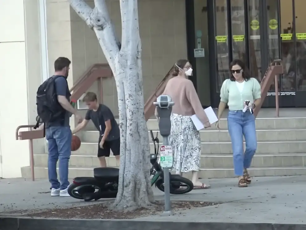 Ben Affleck, Samuel Affleck y Jennifer Garner vistos fuera de Santa Monica Family YMCA el 21 de octubre de 2023 en Santa Monica, California | Foto: YouTube.com/X17onlineVideo
