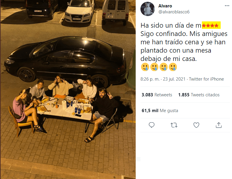 Los amigos de Álvaro cenan frente a su balcón. | Foto: Twitter.com/alvaroblasco6