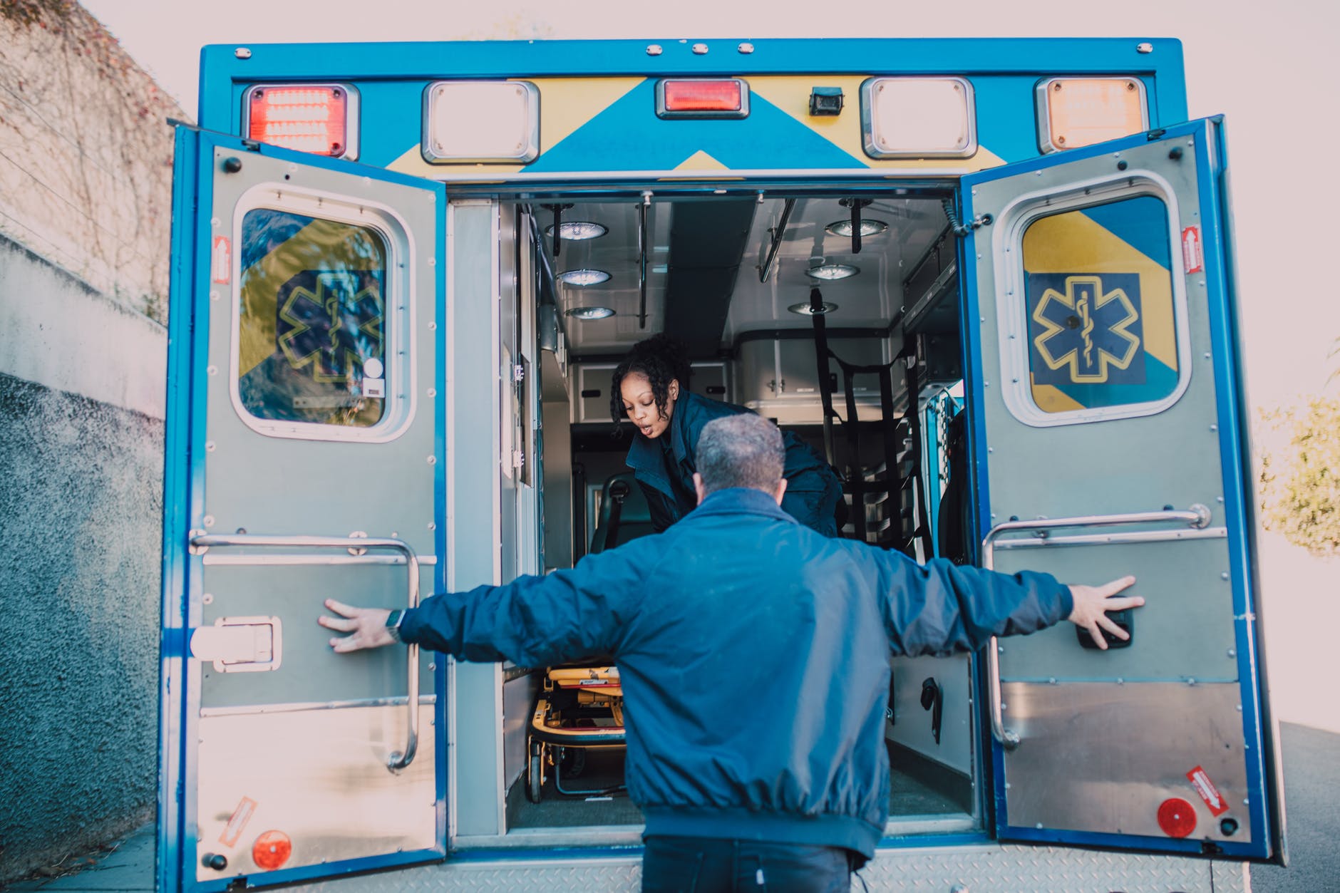 Un paramédico abriendo las puertas traseras de una ambulancia. | Foto: Pexels