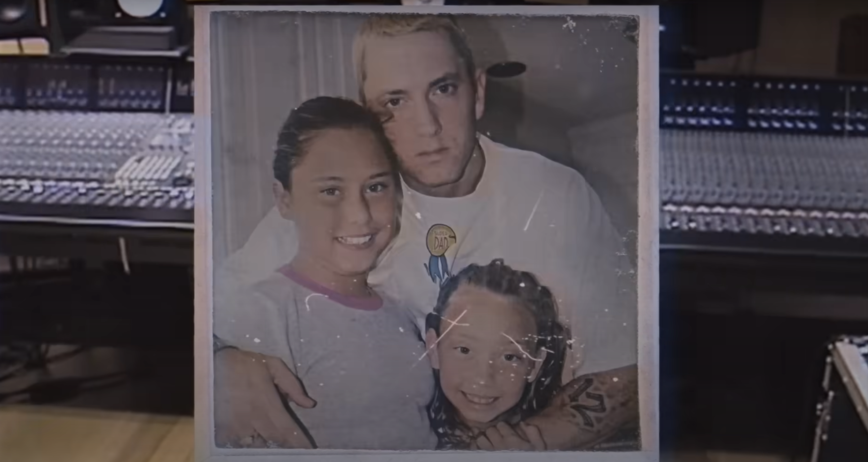 Eminem y su hija Hailie Jade en un clip subido el 3 de octubre de 2024 | Fuente: YouTube/EminemMusic