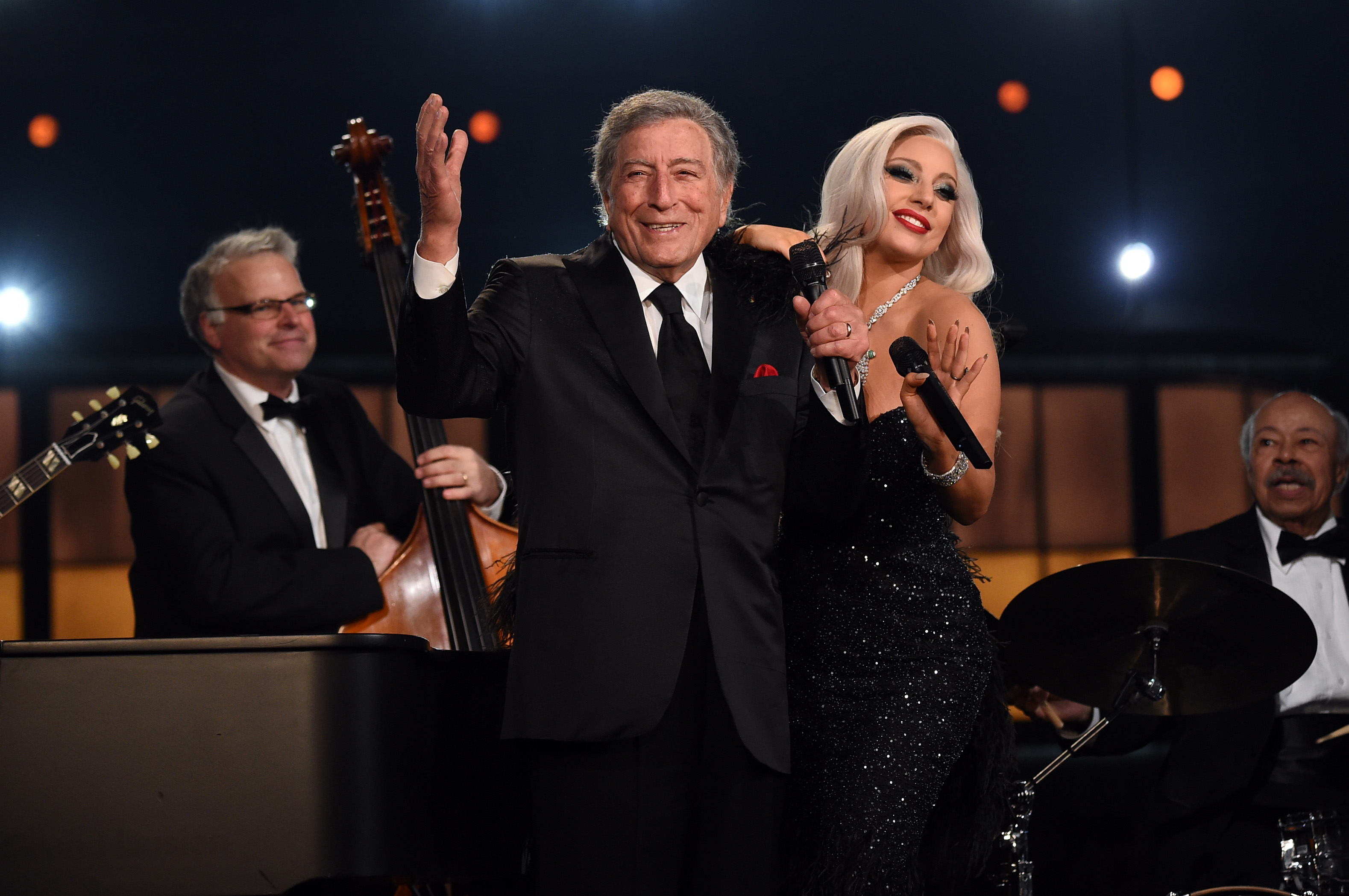 Tony Bennett y Lady Gaga actúan en la 57ª edición de los Premios GRAMMY el 8 de febrero de 2015, en Los Ángeles, California. | Fuente: Getty Images