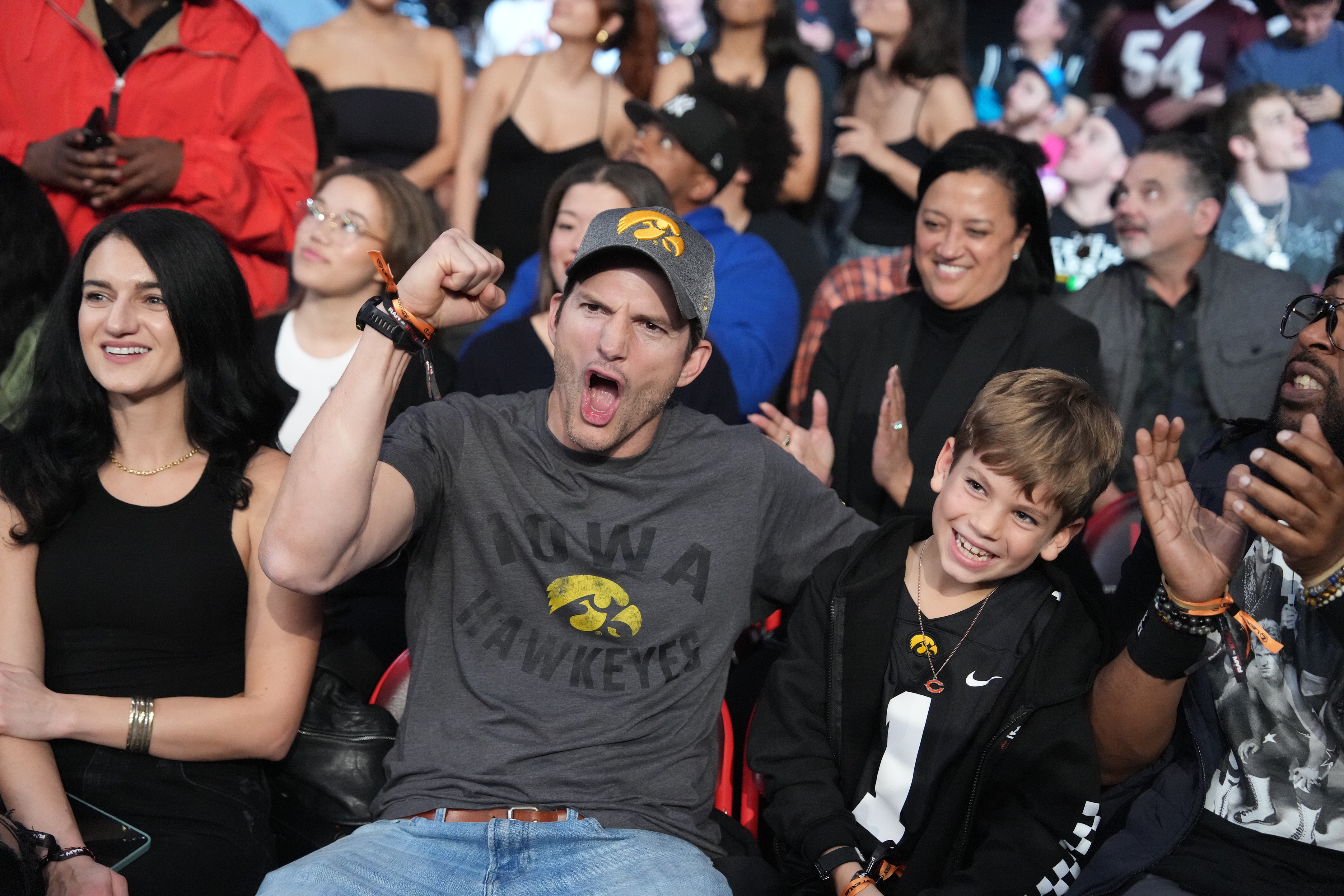 Ashton y Dimitri Kutcher en Monday Night RAW en Inglewood, California, el 6 de enero de 2025 | Fuente: Getty Images