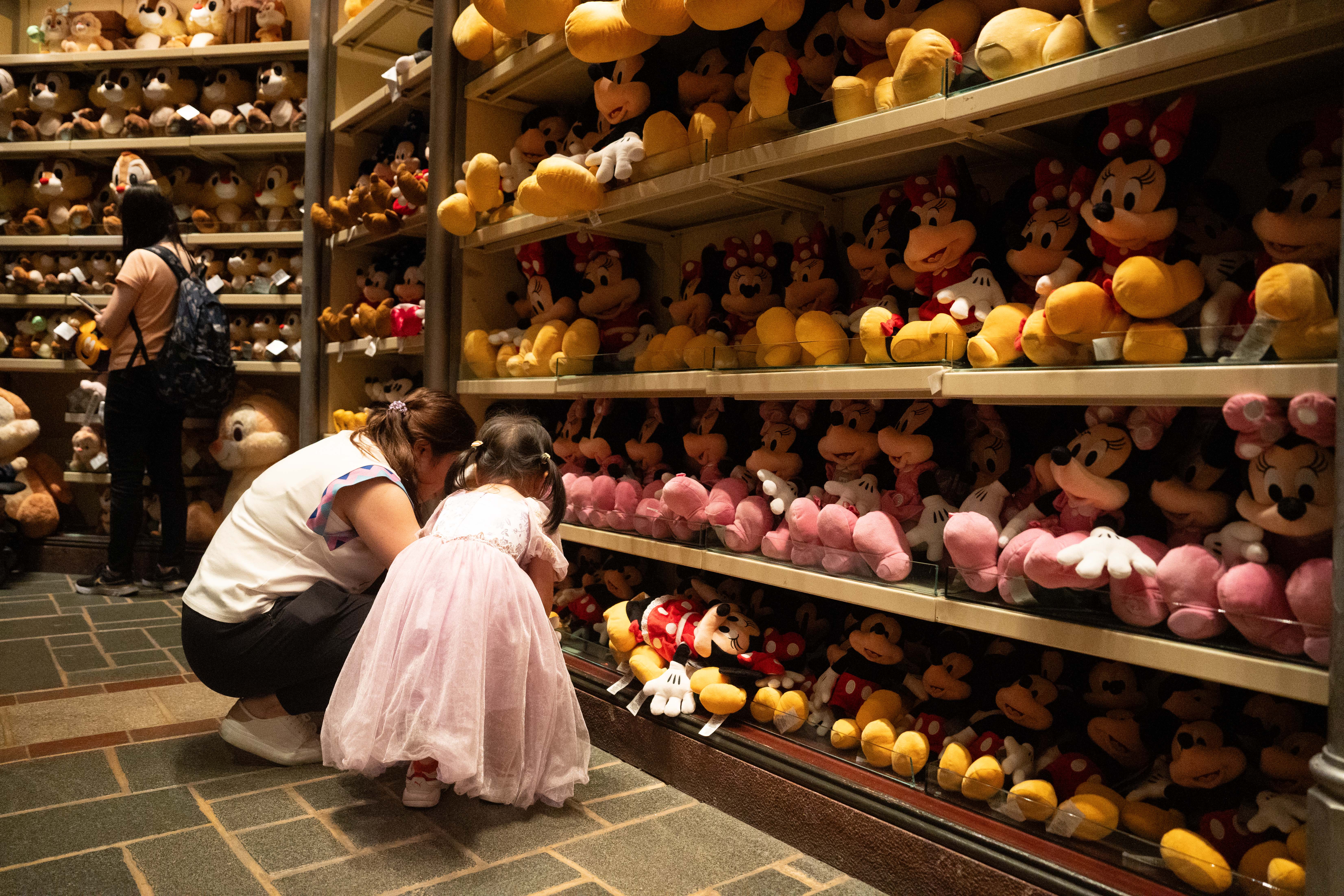 Niña y mujer en una tienda de juguetes de peluche | Foto: Getty Images