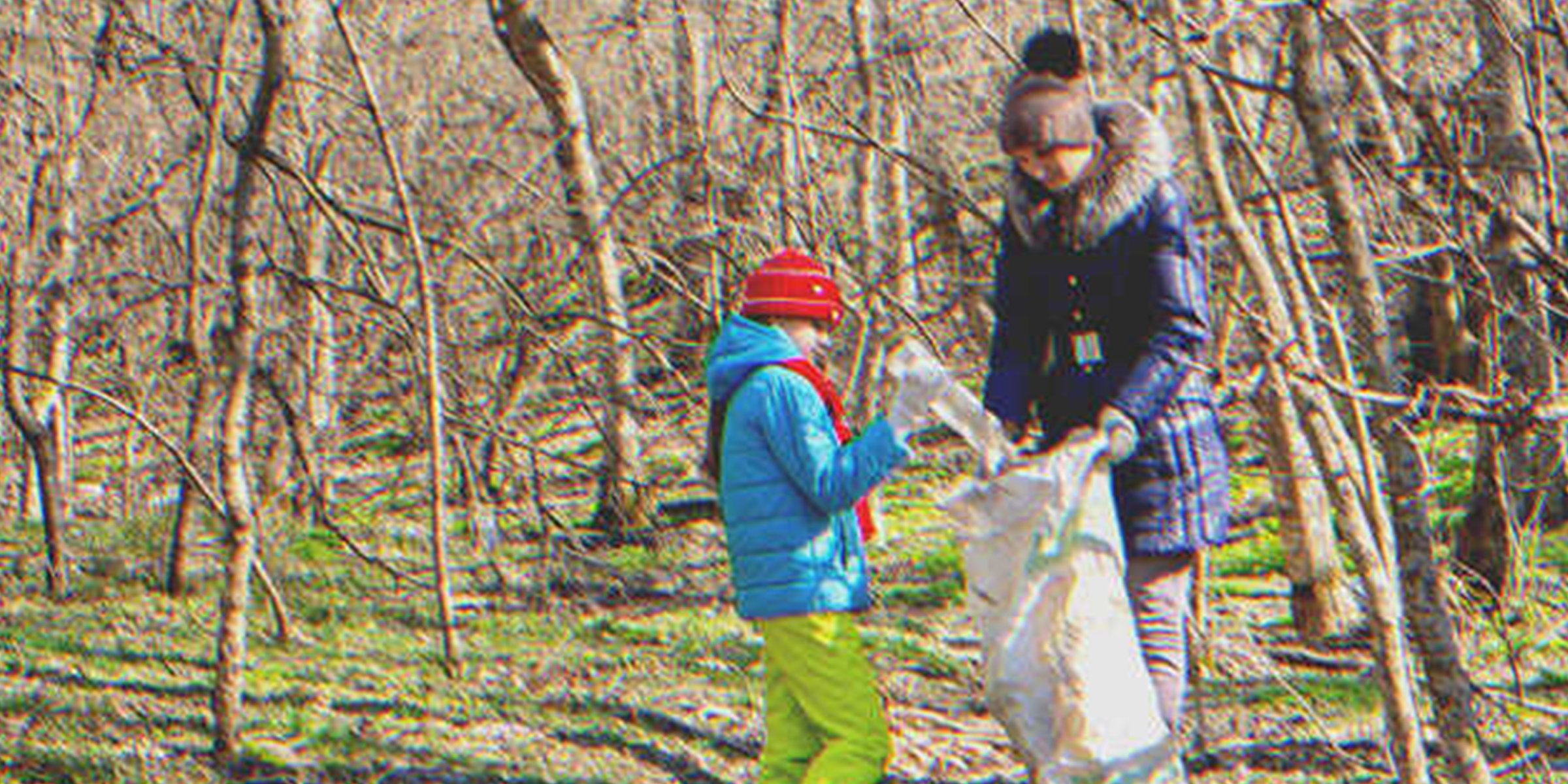 Un niño y una mujer recogiendo basura | Foto: Shutterstock