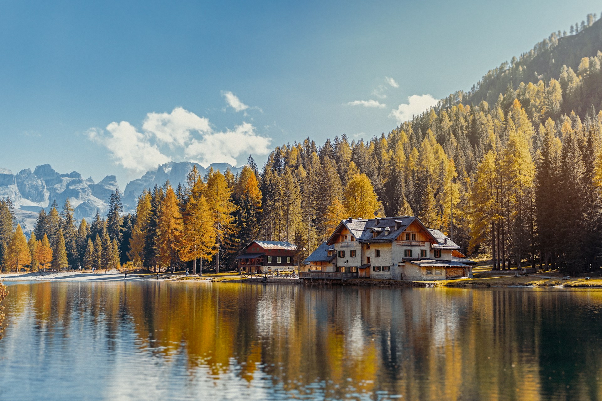 Una casa junto al lago | Fuente: Unsplash