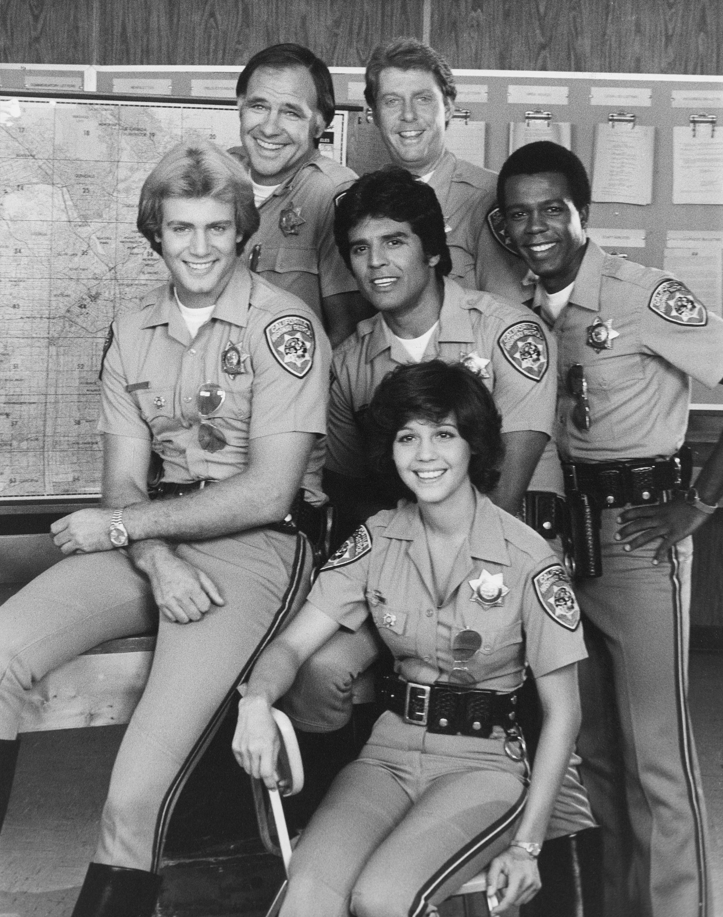 Reparto de "CHiPs" De izda. a dcha., Robert Pine, Paul Linke, Tom Reilly Nelson, Erik Estrada, Clarence Gilyard Jr., Tina Gayle como la agente Kathy Linahan | Fuente: Getty Images