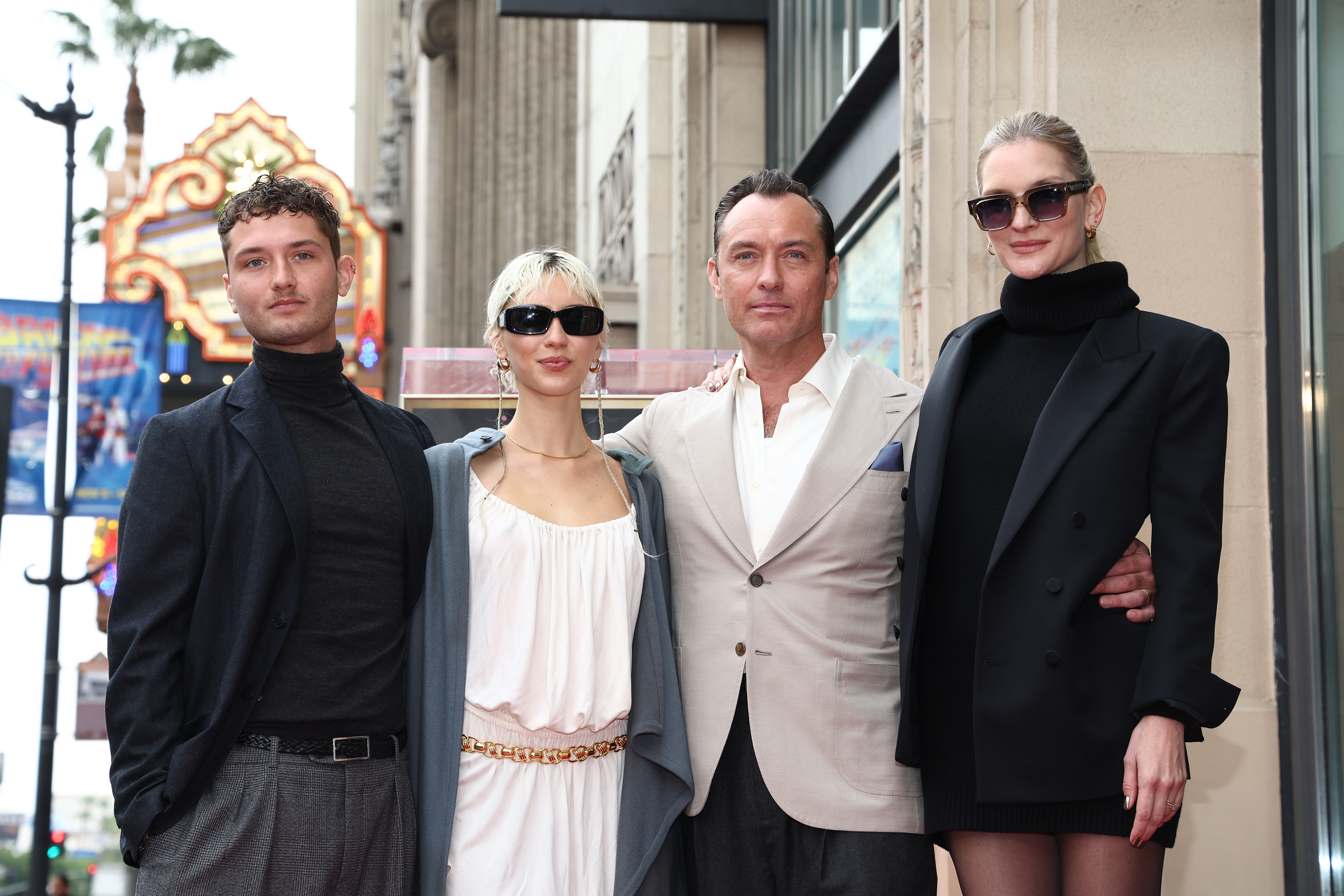 Raff, Iris, Jude Law y Phillipa Coan asisten a la ceremonia de entrega de la estrella de Jude Law en el Paseo de la Fama de Hollywood el 12 de diciembre de 2024 | Fuente: Getty Images