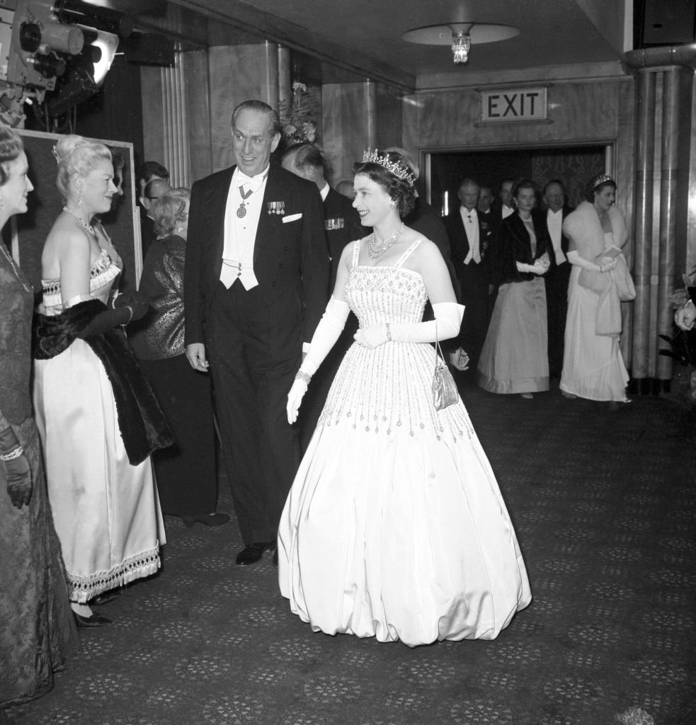 La reina Elizabeth II en el estreno de "Lawrence de Arabia", en 1962, luciendo el vestido que Beatrice llevó en su boda. | Foto: Getty Images