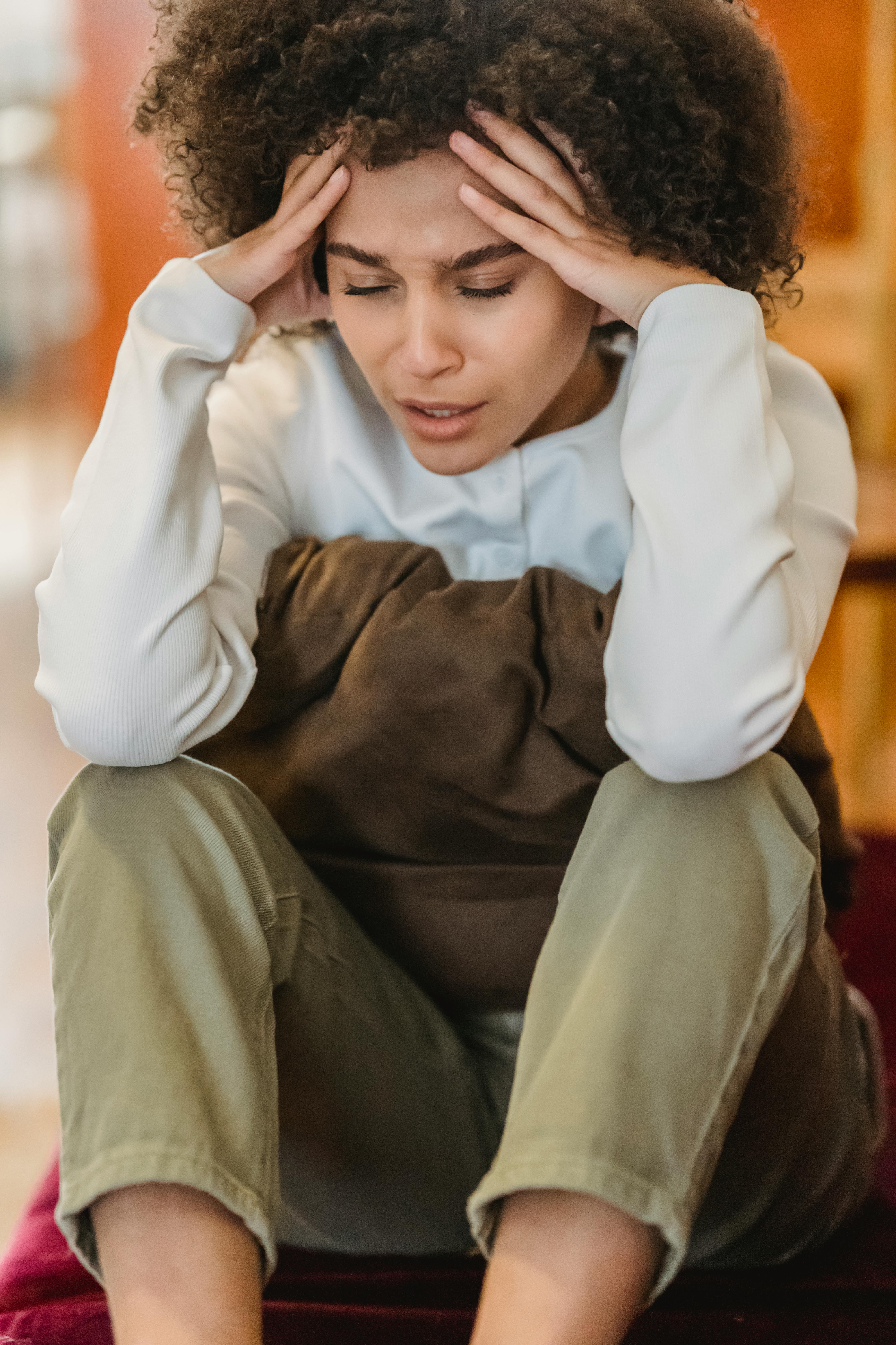 Una mujer alterada reaccionando ante algo | Fuente: Pexels