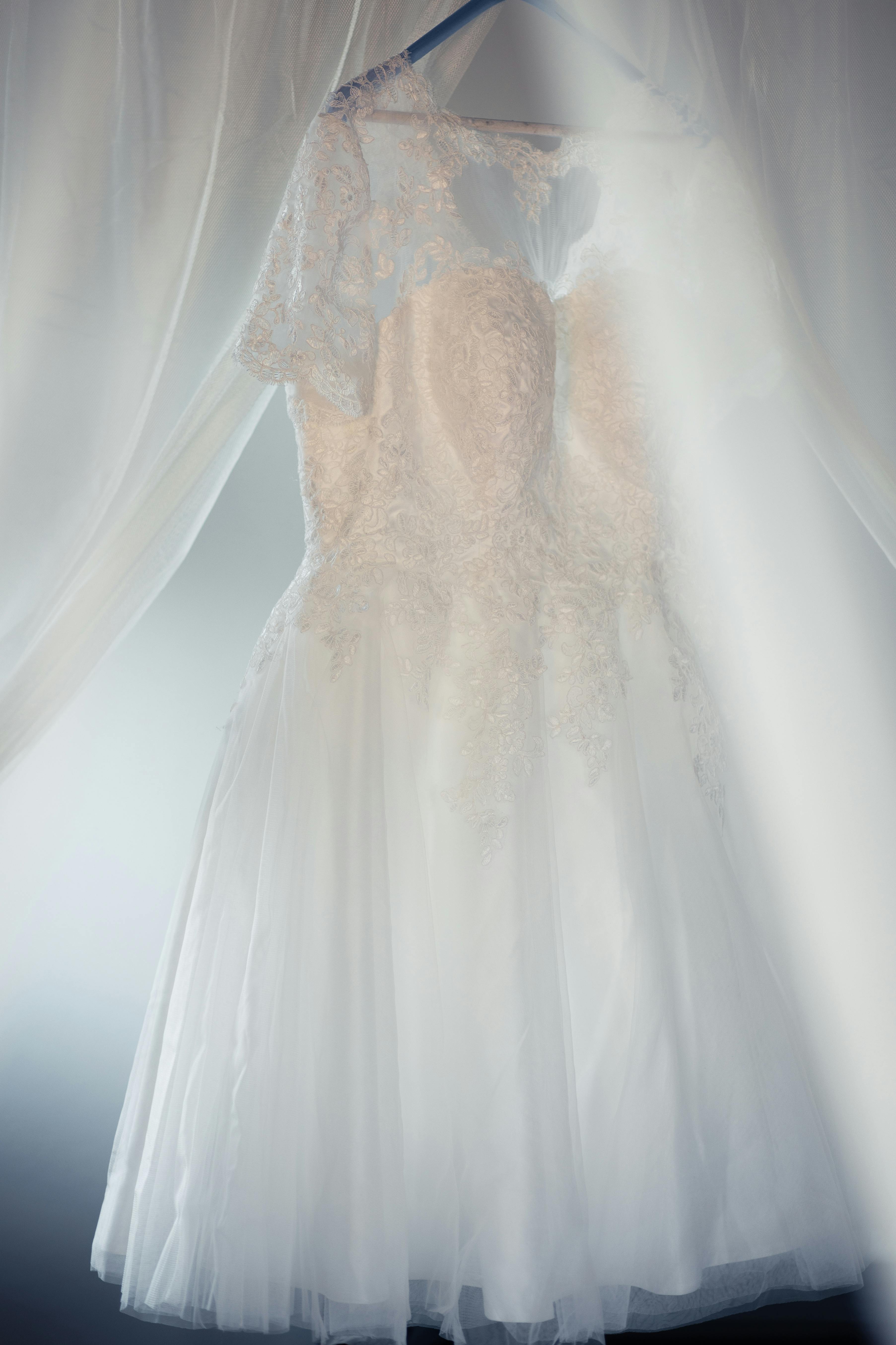 Un abito da sposa appeso | Fonte: Pexels