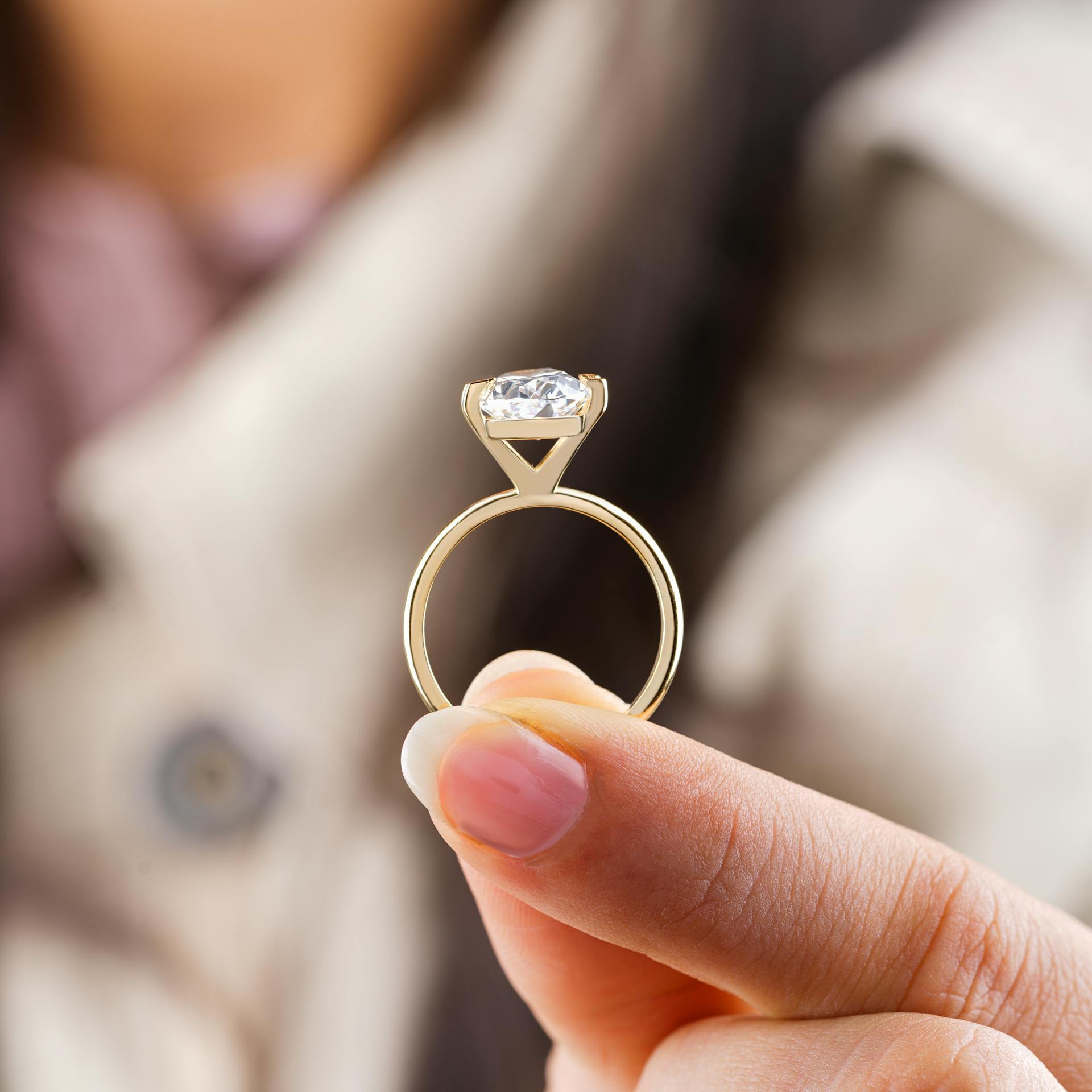 Una mujer sujetando un anillo | Fuente: Pexels