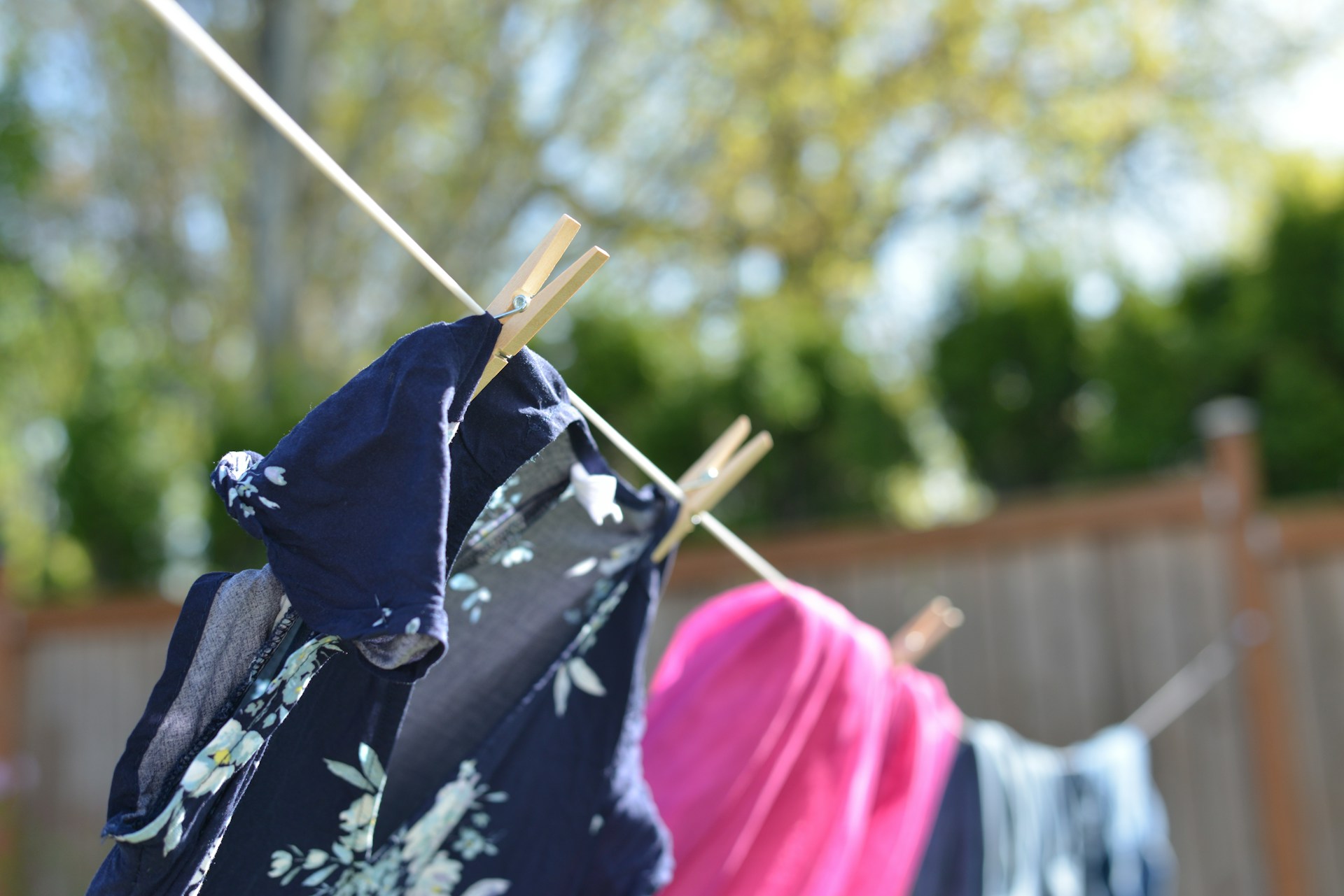 Ropa colgada en un tendedero | Fuente: Unsplash