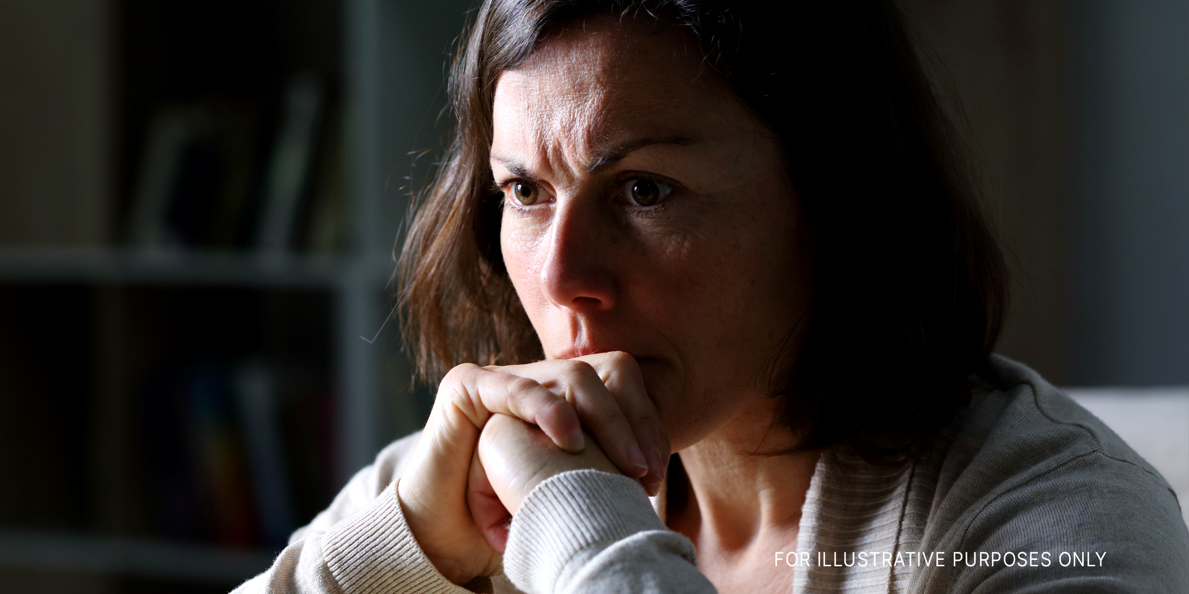 Mujer disgustada con la cabeza apoyada en las manos | Fuente: Shutterstock