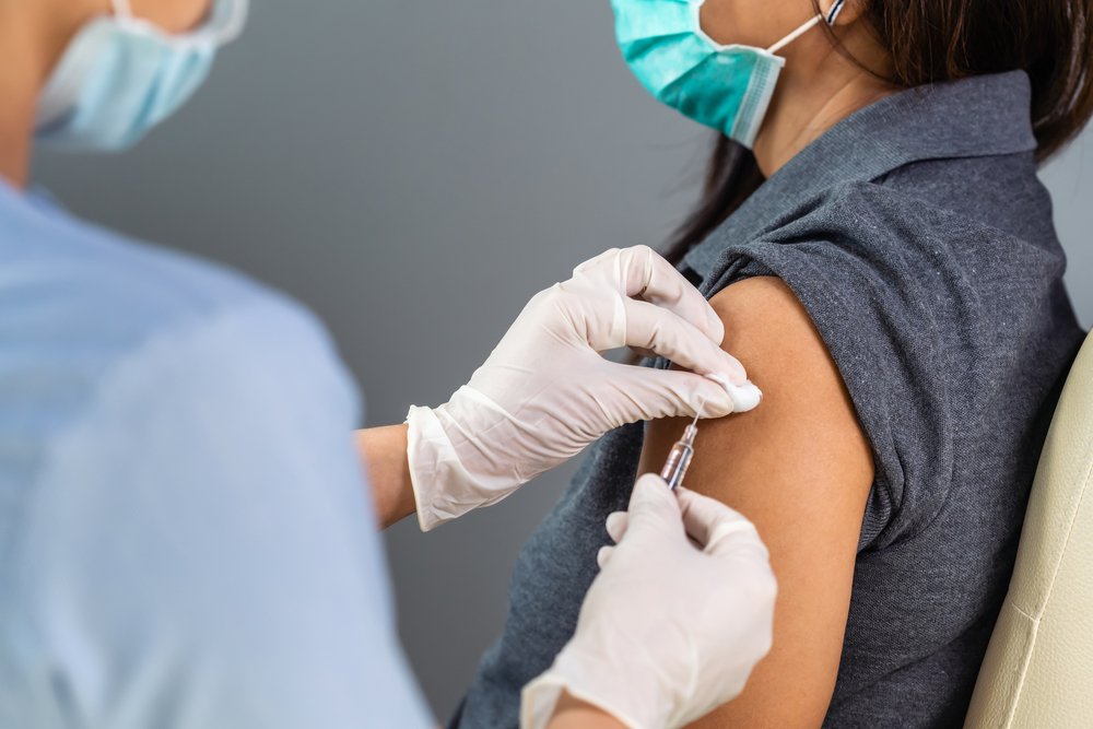Mujer siendo vacunada. | Foto: Shutterstock