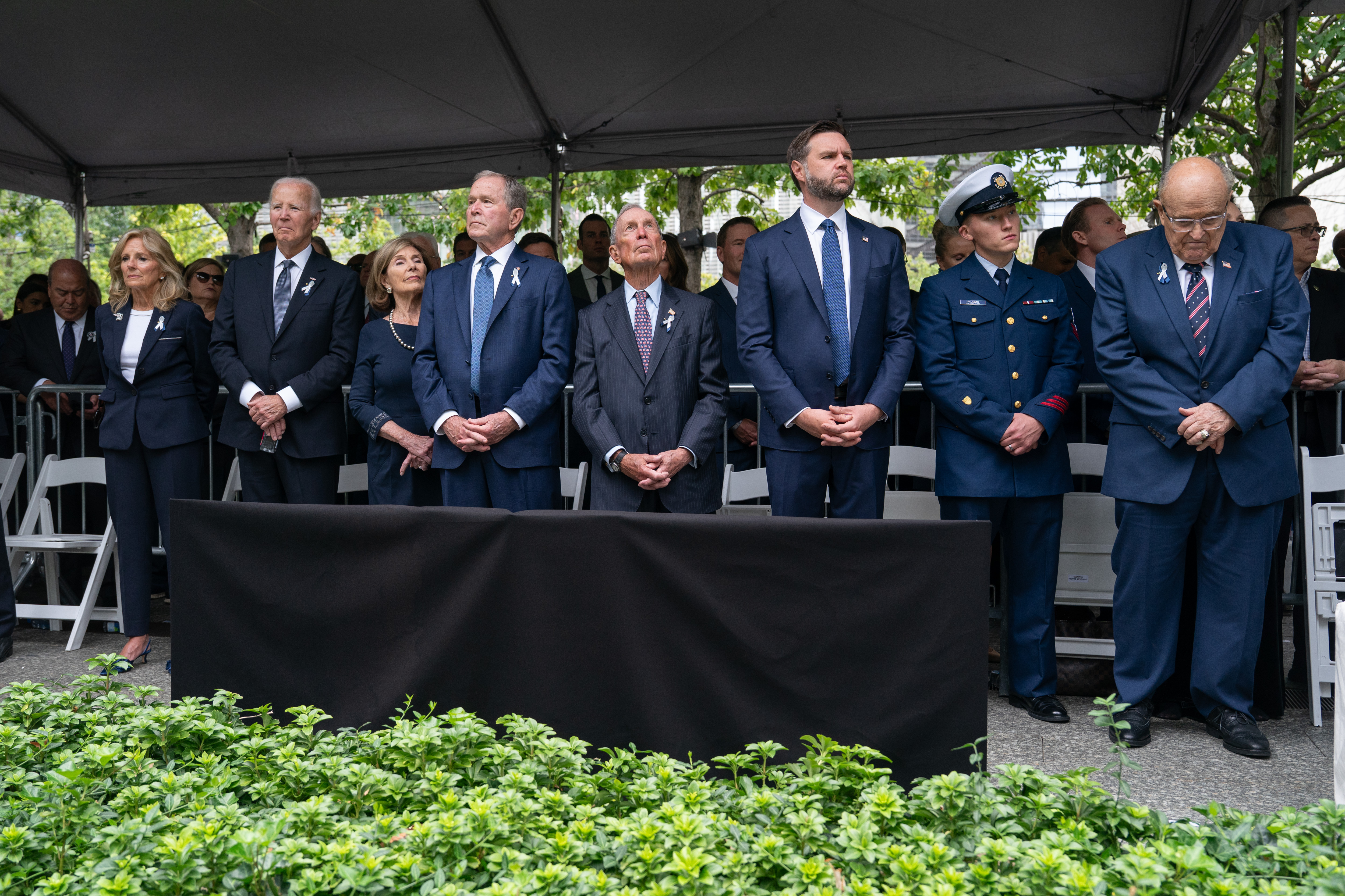 Jill y Joe Biden, Laura y George W. Bush, Michael Bloomberg, JD Vance y Rudy Giuliani en el Monumento Conmemorativo y Museo Nacional del 11-S el 11 de septiembre de 2026. | Fuente: Getty Images