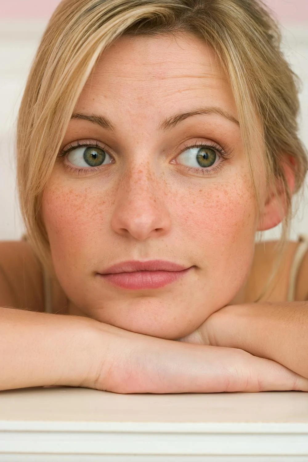 Una mujer aburrida mirando a su lado | Fuente: Pexels