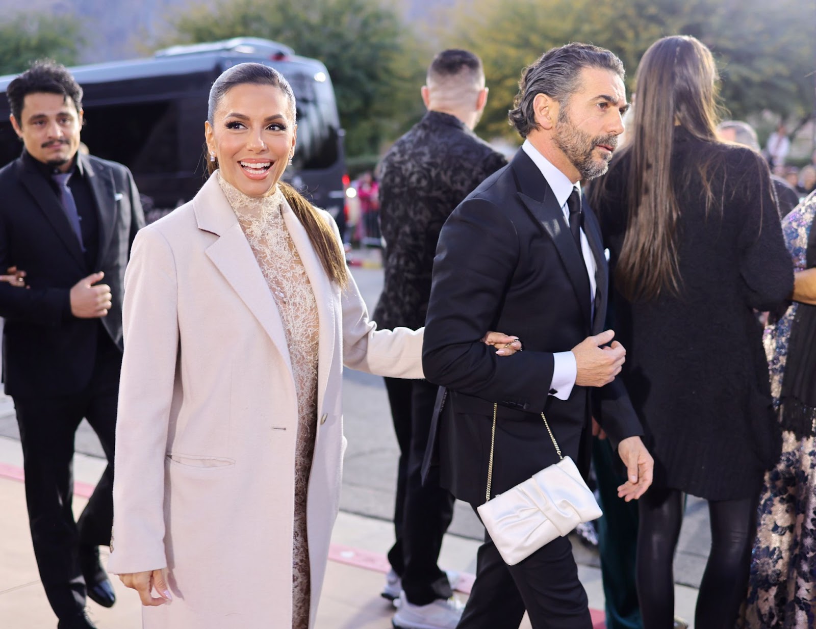 Eva Longoria y José Bastón en la 35 edición de los Premios Internacionales de Cine de Palm Springs, el 4 de enero de 2024, en Palm Springs, California | Fuente: Getty Images