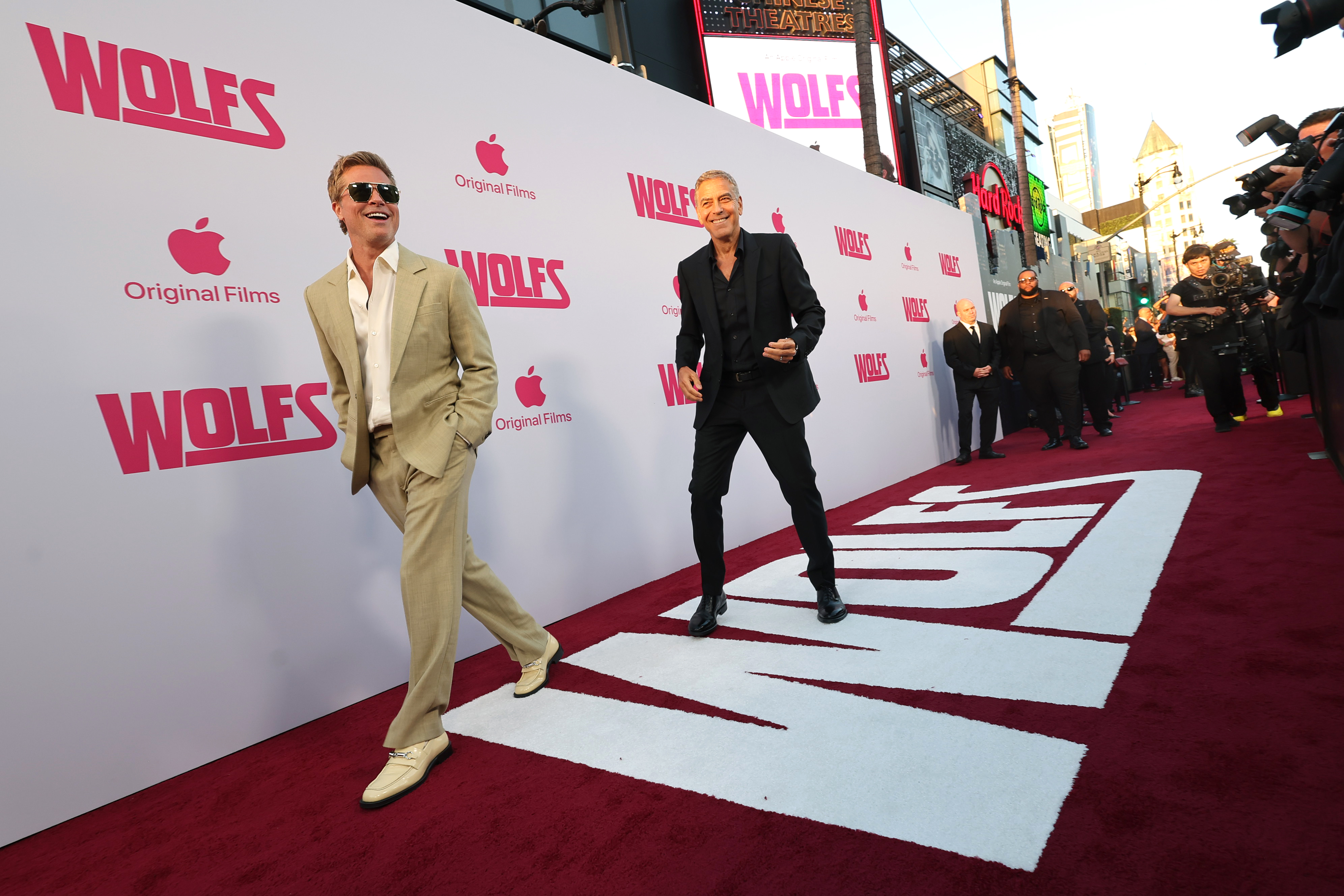 Brad Pitt y George Clooney asisten a la proyección del estreno en EE.UU. de "Wolfs" de Apple Original Films en el Teatro Chino TCL el 18 de septiembre de 2024 en Hollywood, California.