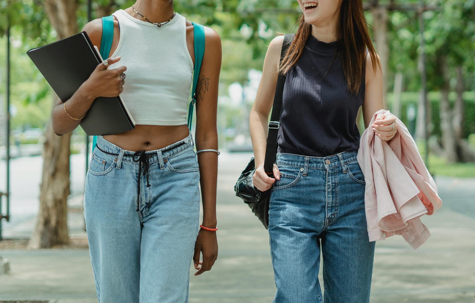 Dos amigos caminando juntos | Fuente: Pexels