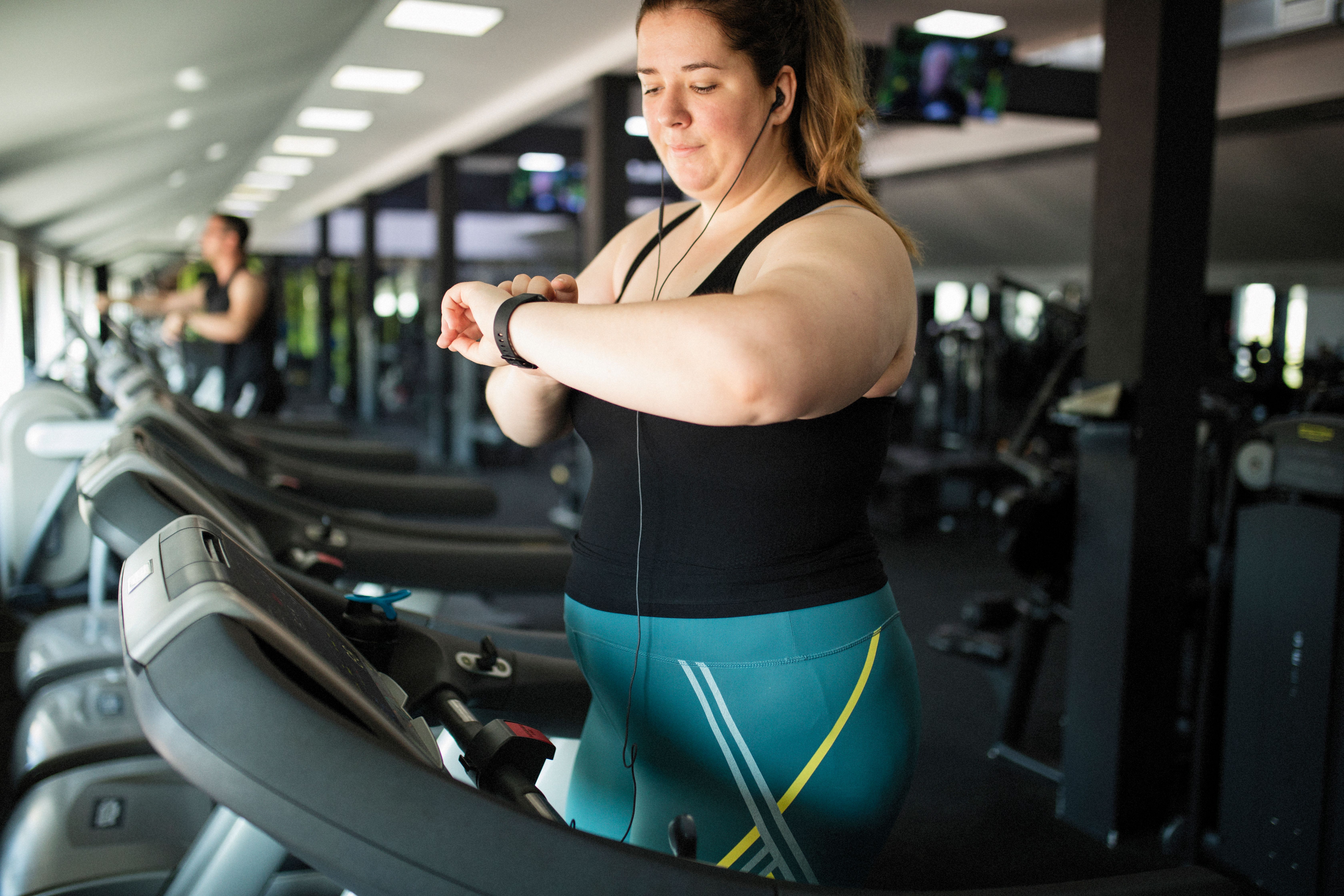 Mujer en una cinta de correr | Foto: Getty Images