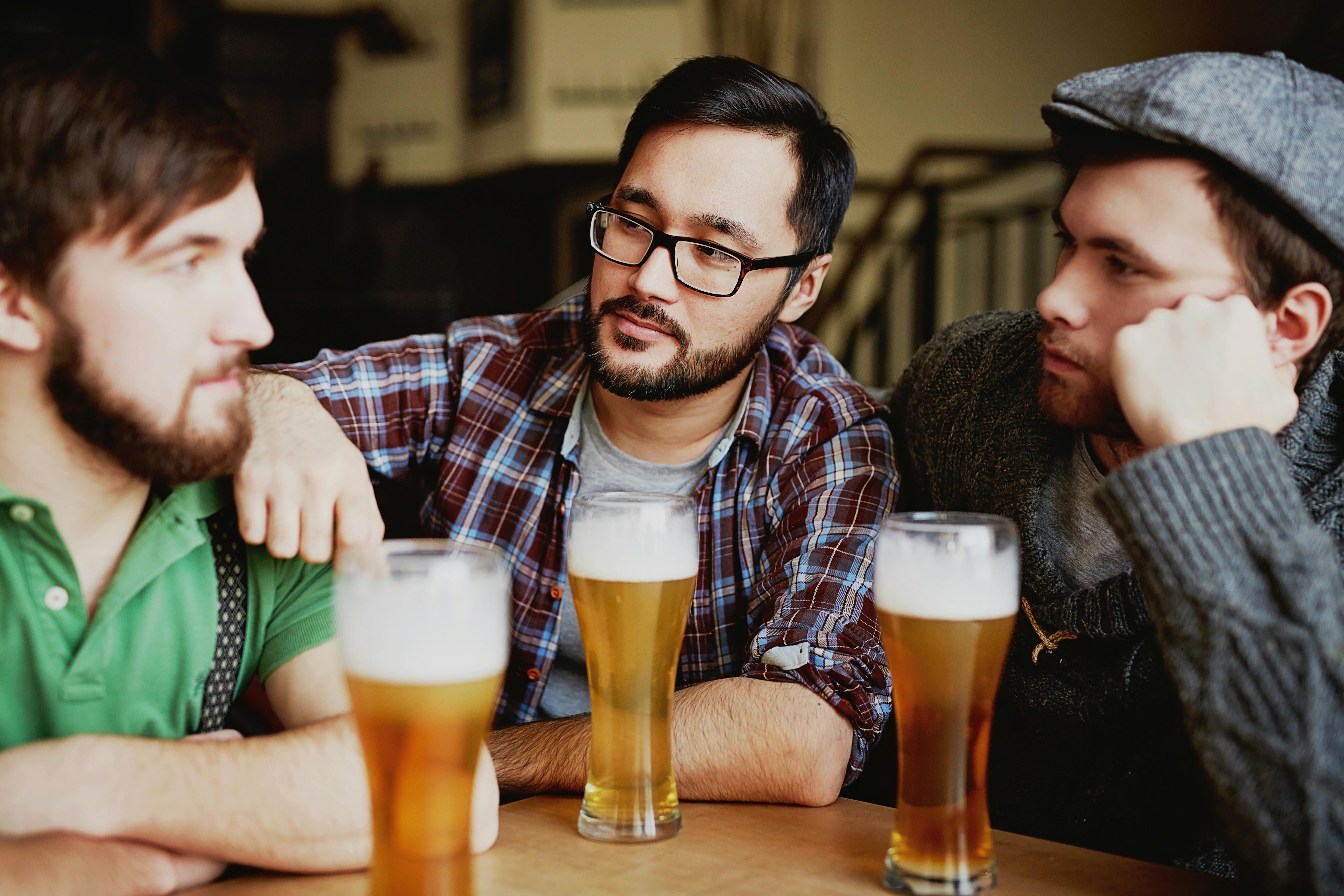 Hombres hablando durante una fiesta | Fuente: Pexels