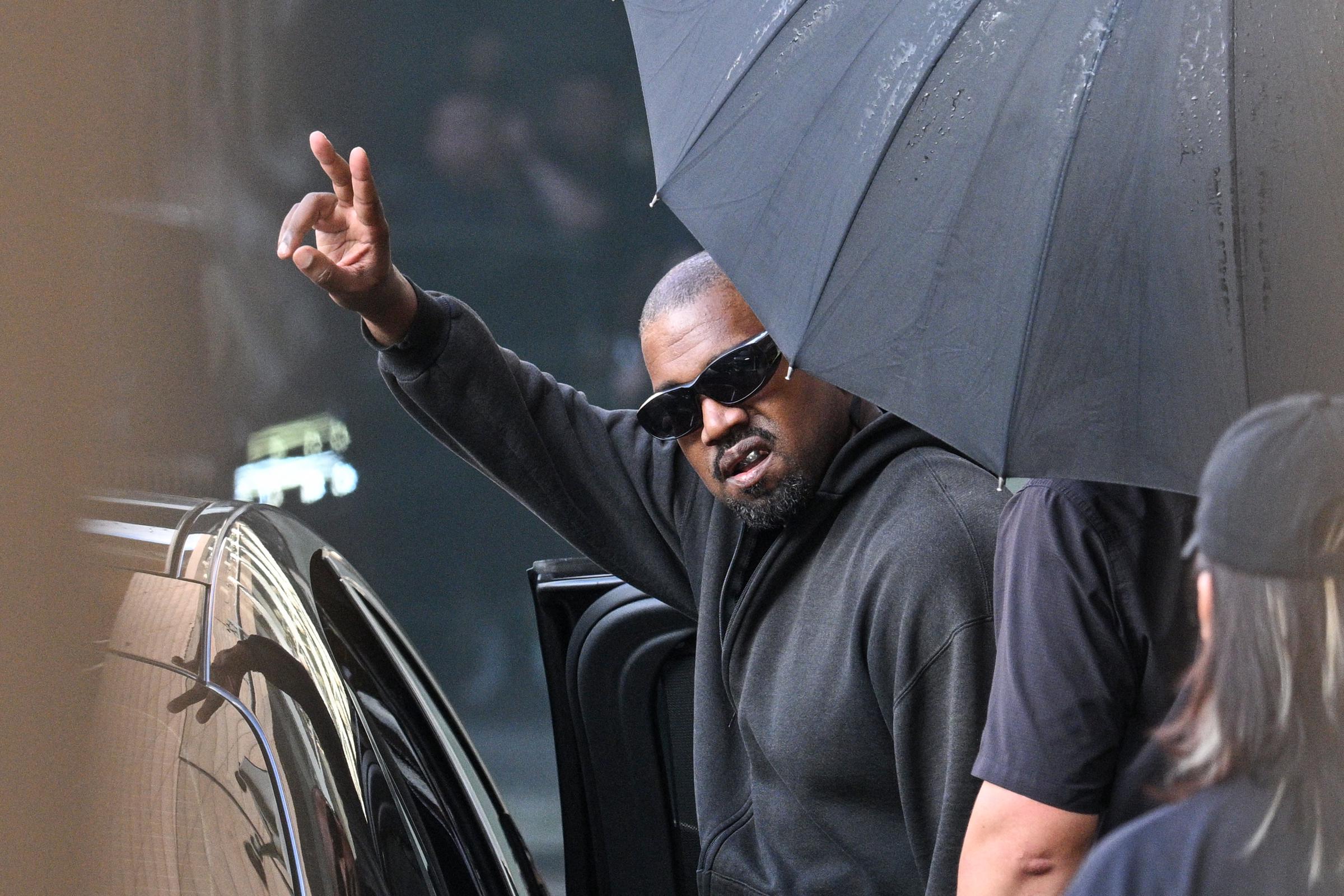 Kanye West gesticula a su llegada al Aeropuerto Internacional de Shanghai Pudong el 11 de julio de 2025 | Fuente: Getty Images