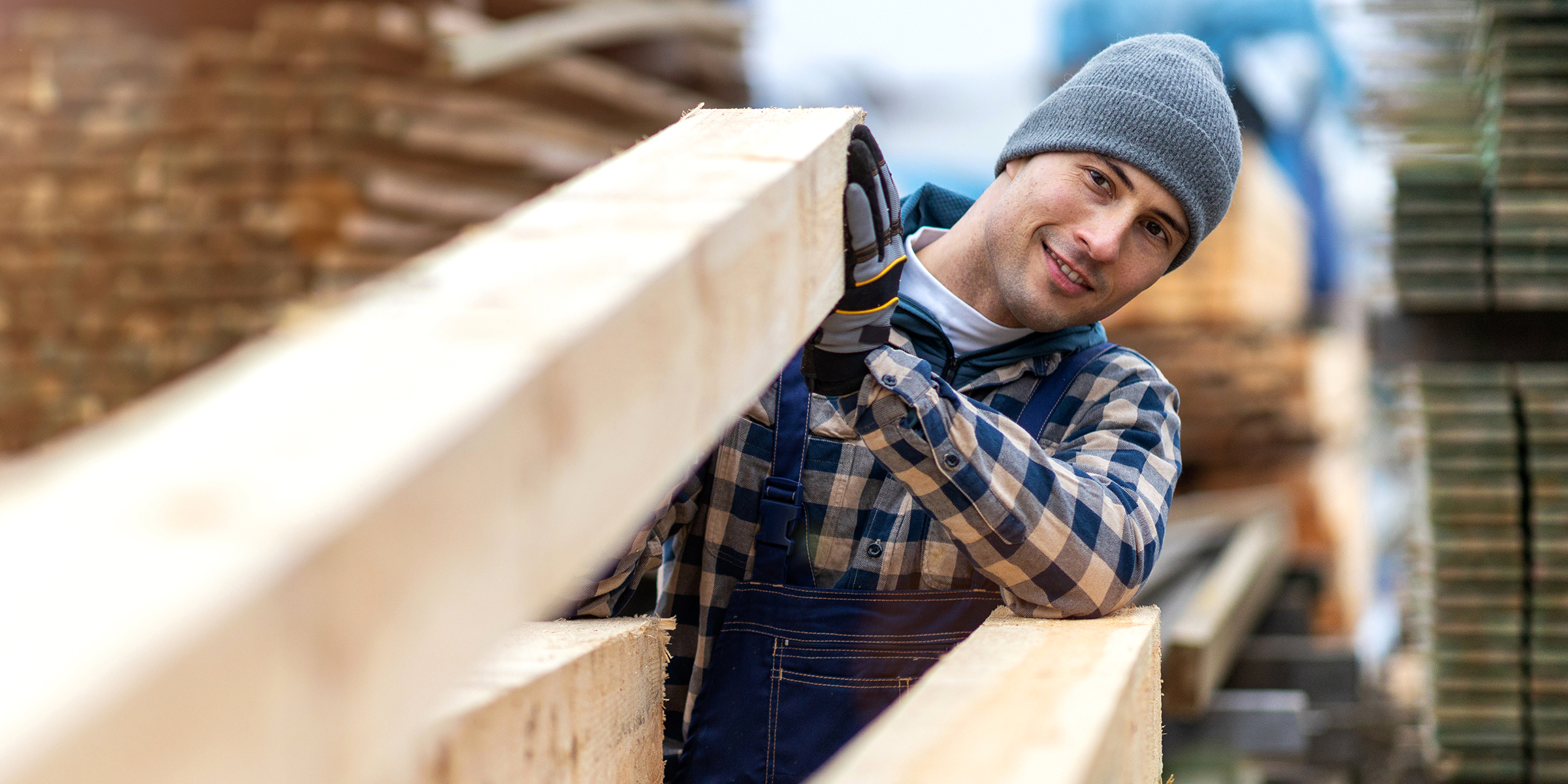 Hombre trabajando en una obra | Fuente: Shutterstock