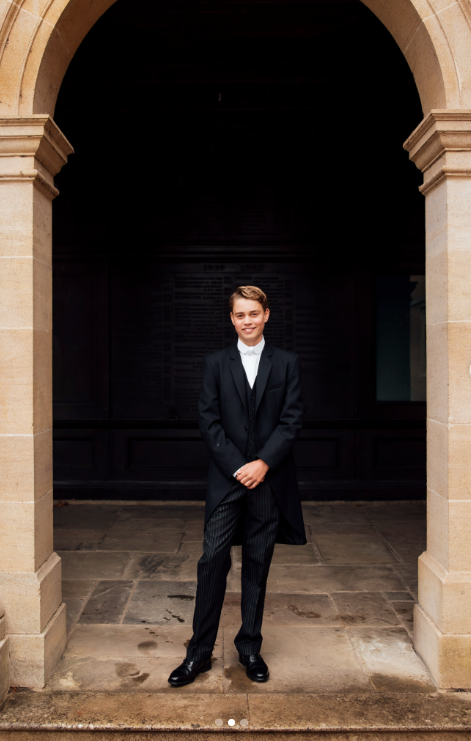 George posó bajo un arco de piedra con el traje de gala de Eton: frac, chaleco y pantalones a rayas. El retrato del primer día contrastaba mucho con sus fotos escolares de cuando era pequeño. | Fuente: Instagram/princeandprincessofwales